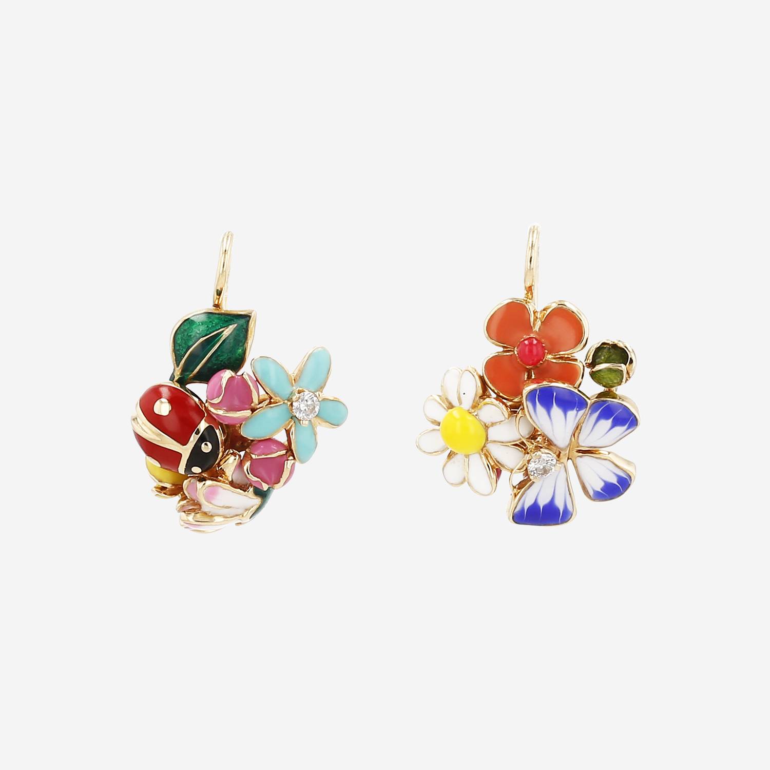 Paire de boucles d'oreilles Dior Diorette en or jaune, émail et diamant