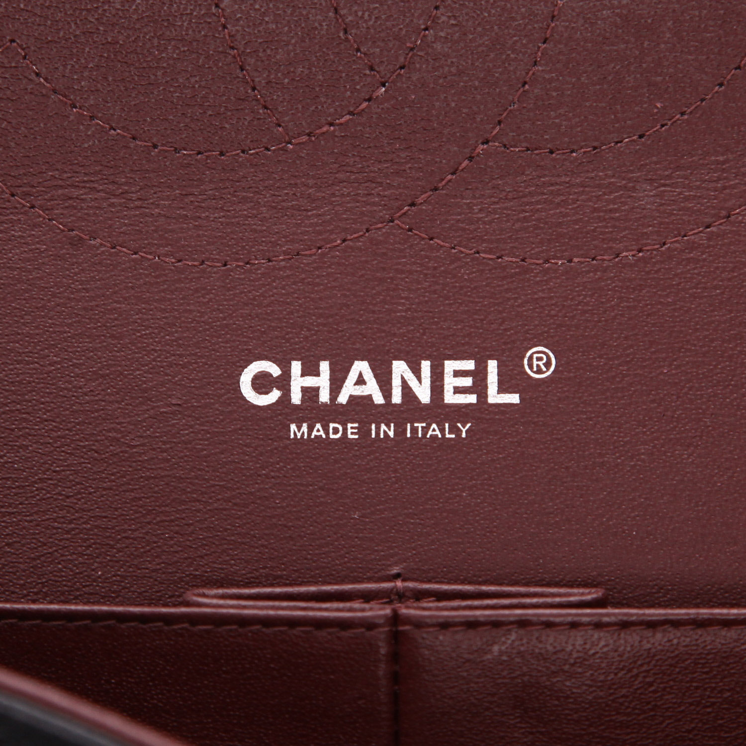 Chanel  Timeless Jumbo shoulder bag  in black quilted grained leather - Detail D2