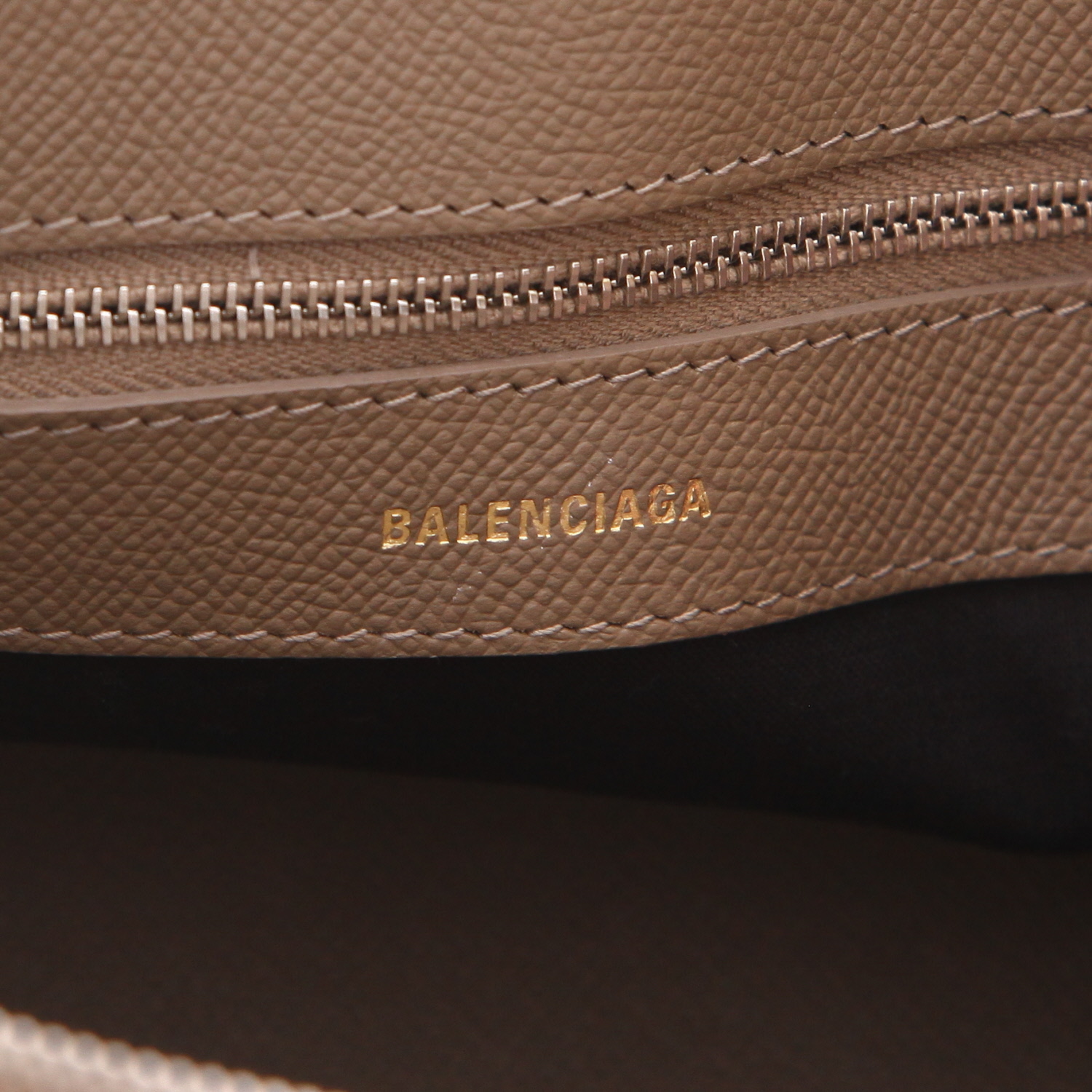 Balenciaga  Ville Top Handle shoulder bag  in taupe grained leather - Detail D2