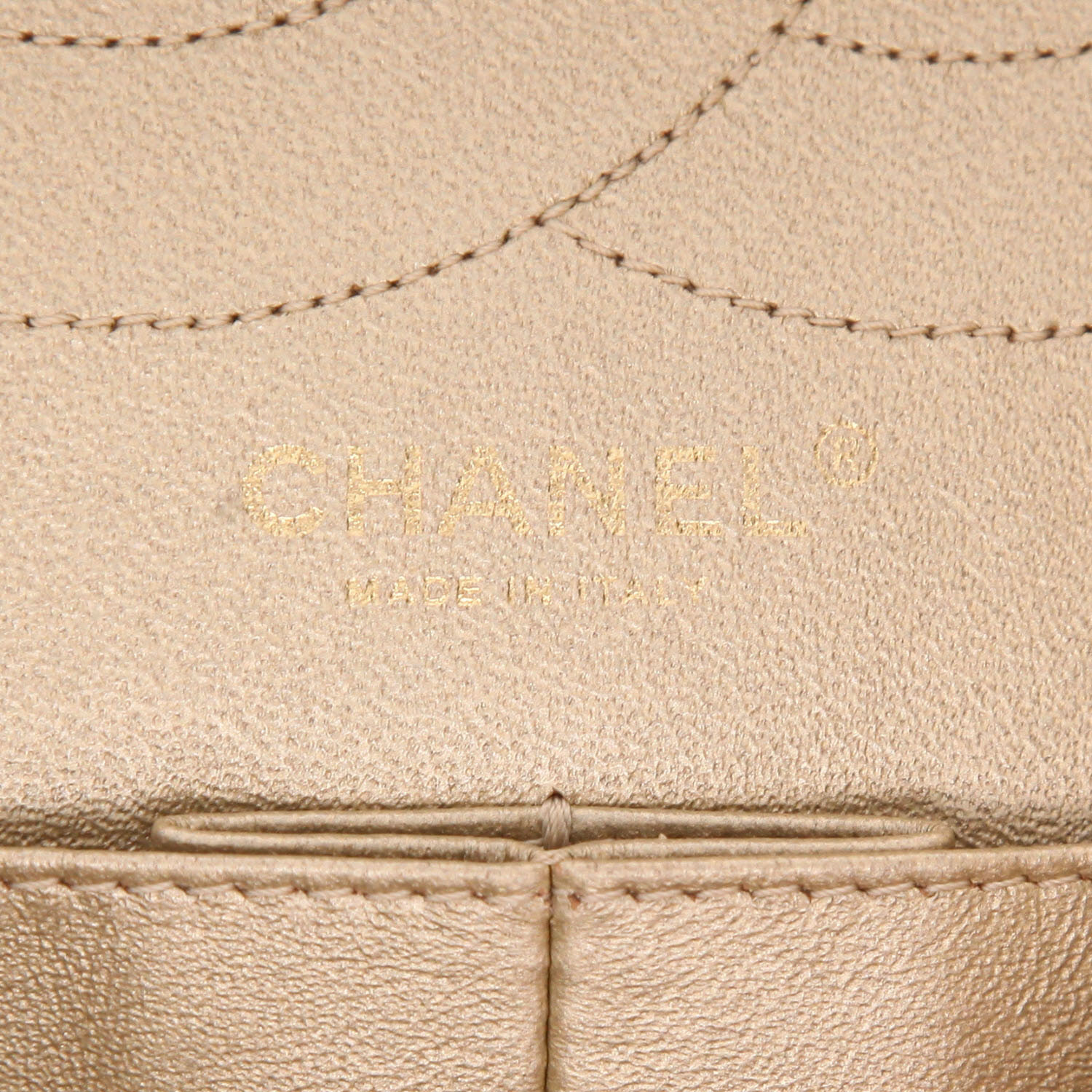 Chanel  2.55 shoulder bag  in gold quilted leather - Detail D2