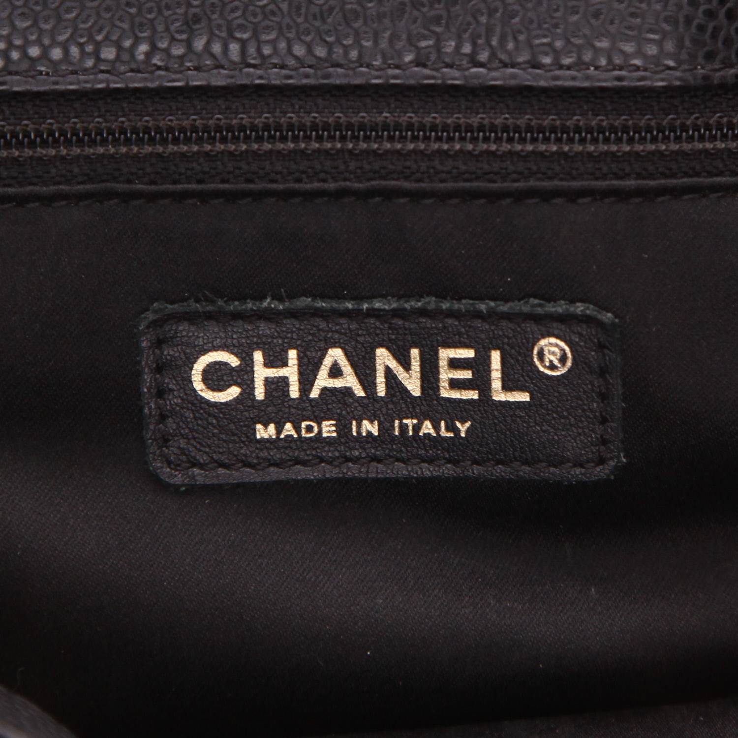 Bolso para llevar al hombro o en la mano Chanel  Shopping GST en cuero granulado acolchado negro - Detail D2