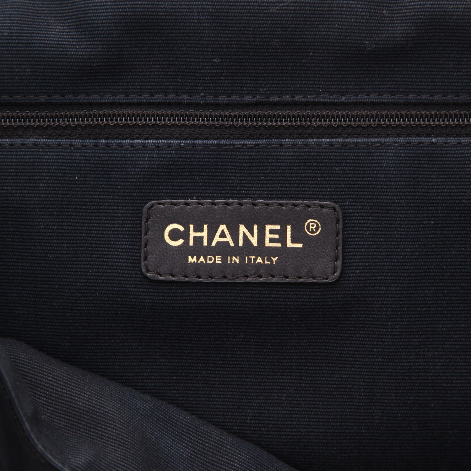 Chanel   shopping bag  in black quilted leather - Detail D2