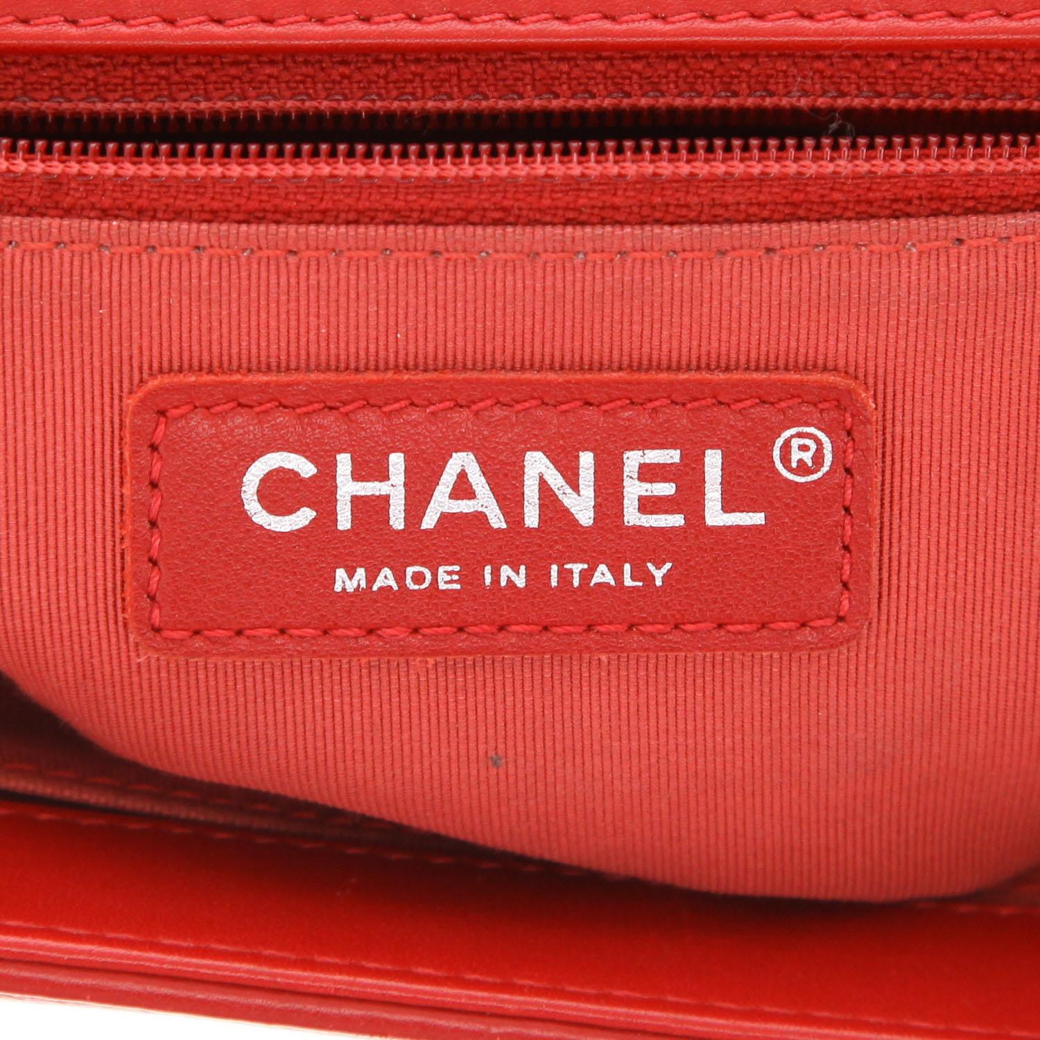 Bolso bandolera Chanel  Boy en cuero acolchado rojo - Detail D2