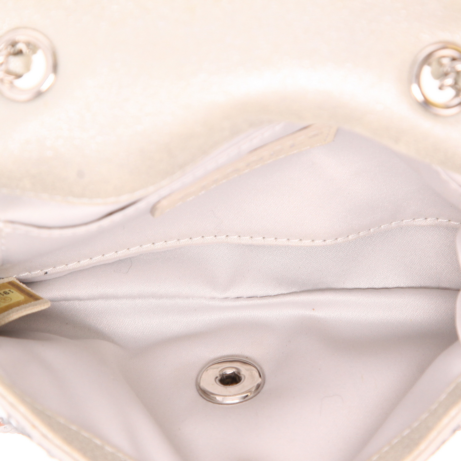 Chanel  Mini Timeless shoulder bag  in silver leather  and silver paillette - Detail D3