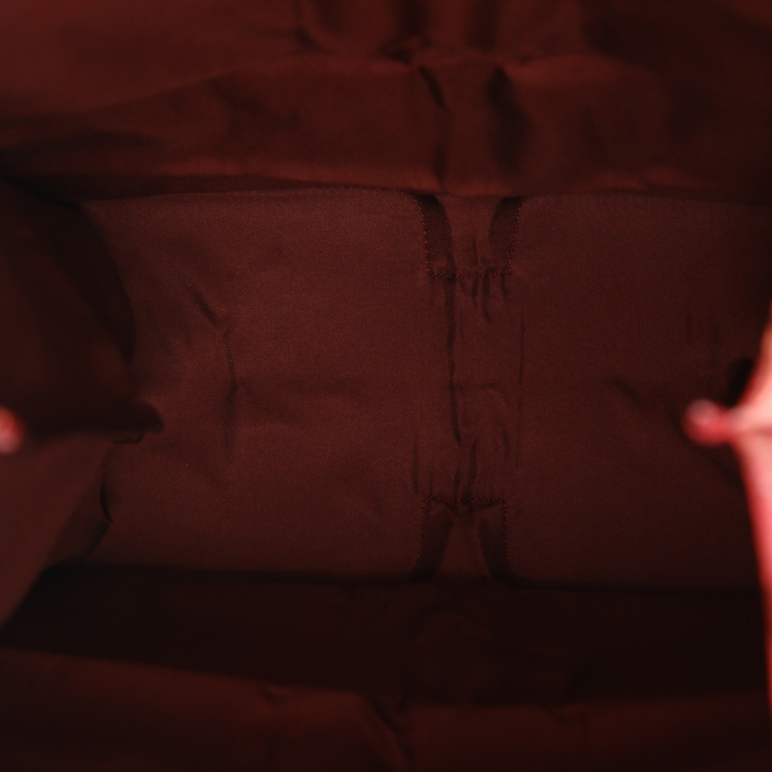 Sac cabas Hermès  Silky Pop - Shop Bag en toile imprimée rouge et cuir grainé bordeaux - Detail D3