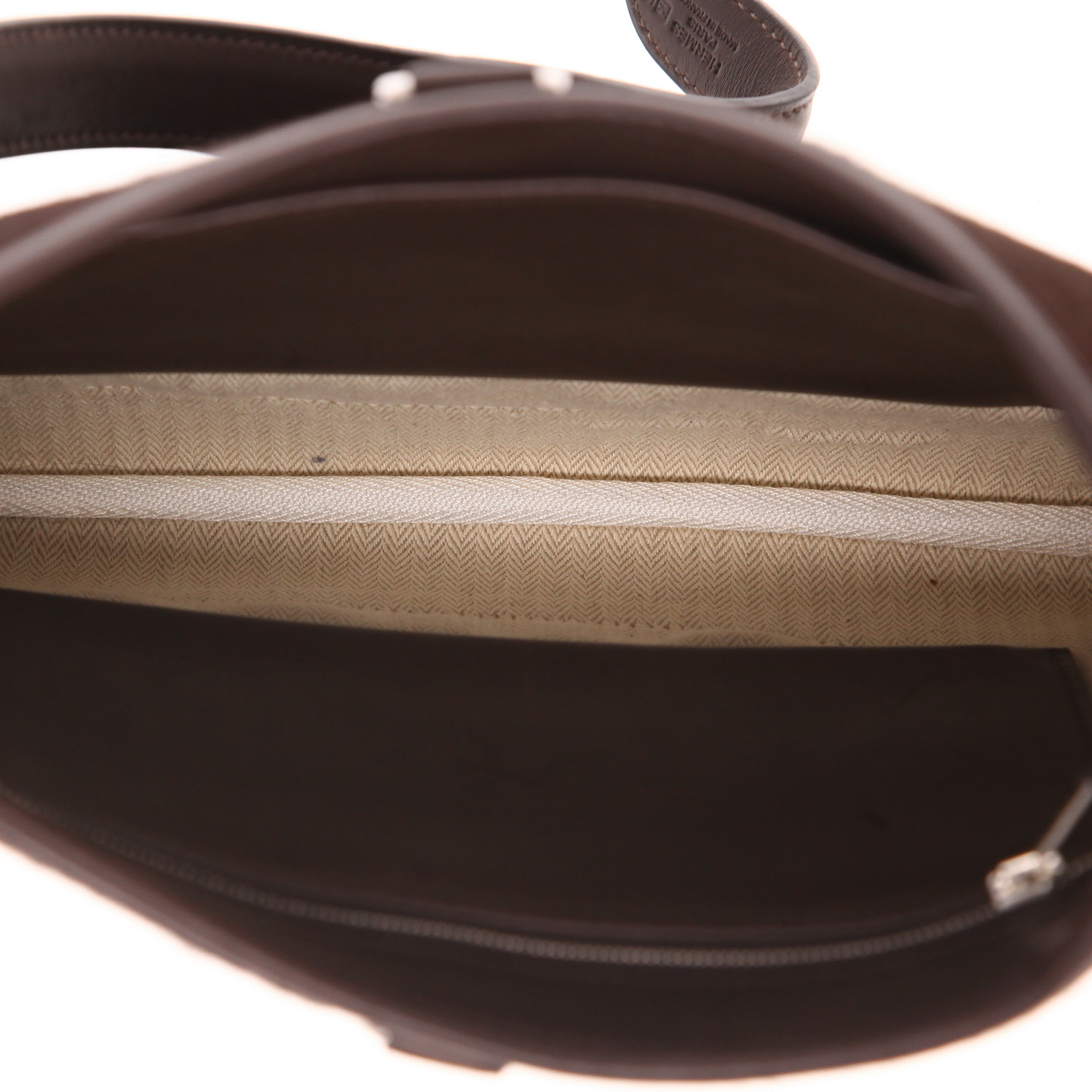 Hermès  Trim Troika bag worn on the shoulder or carried in the hand  in brown leather  and brown goat - Detail D3