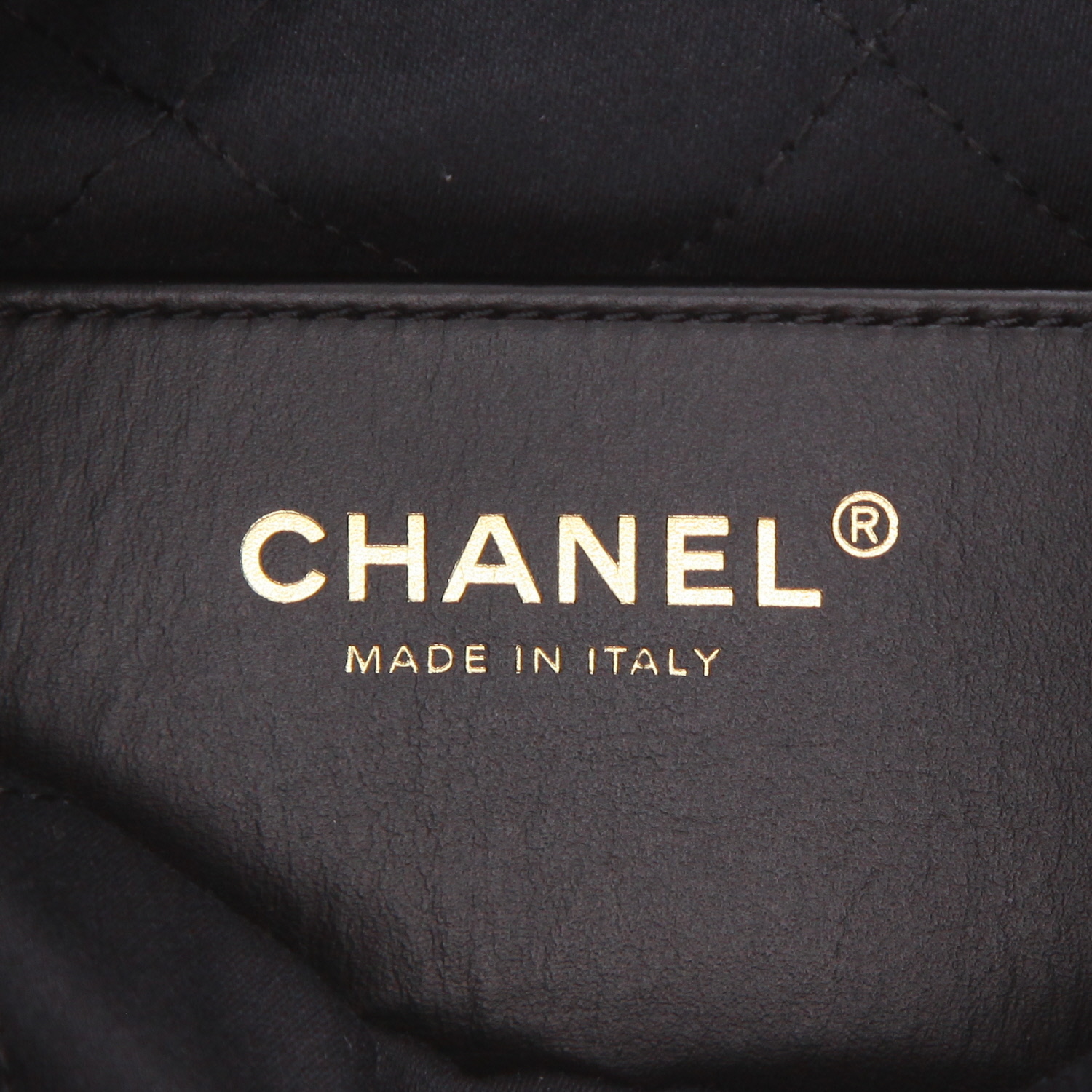 Sac bandoulière Chanel  22 mini  en cuir noir et blanc - Detail D2