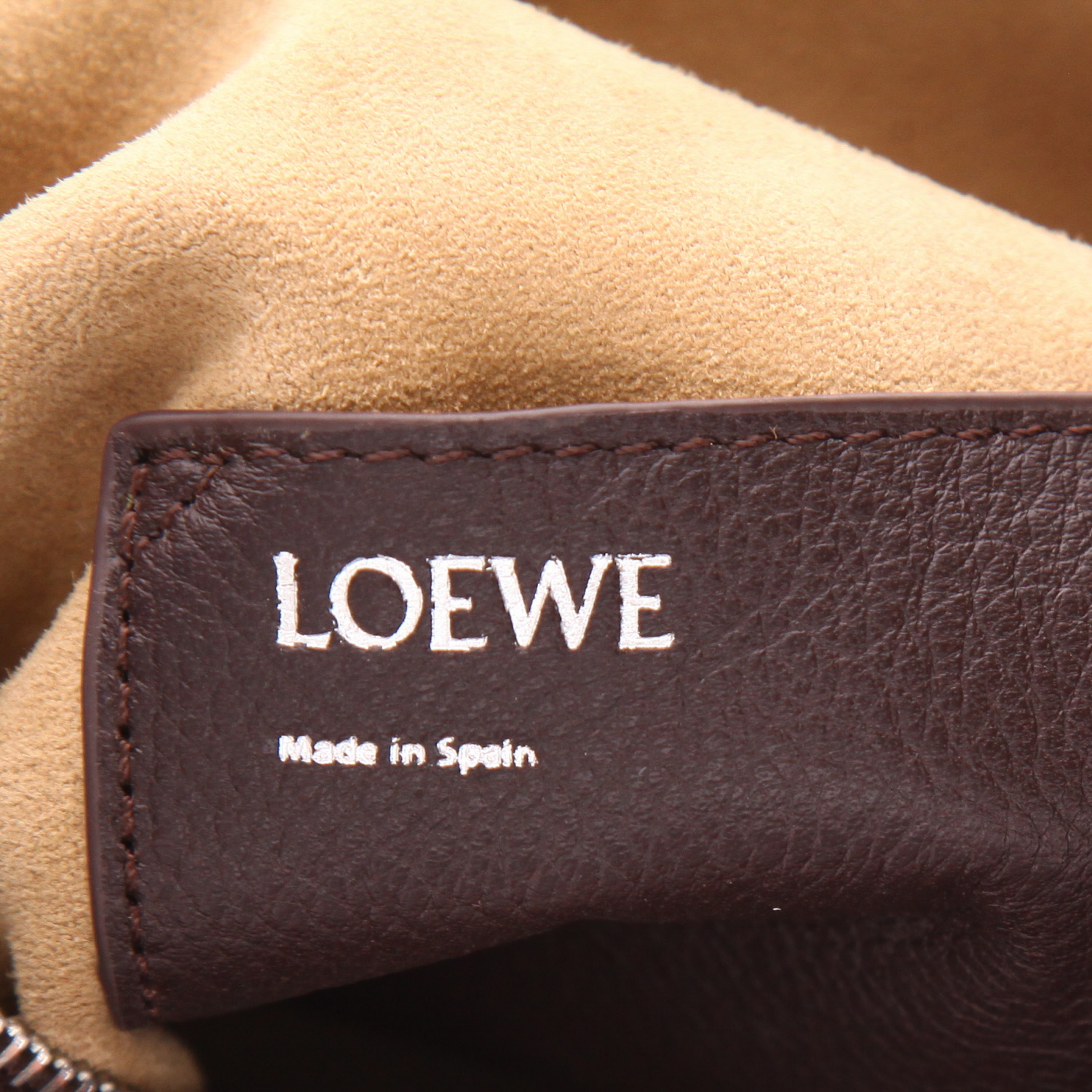 Bolso bandolera Loewe  Cubi en cuero granulado color burdeos - Detail D2