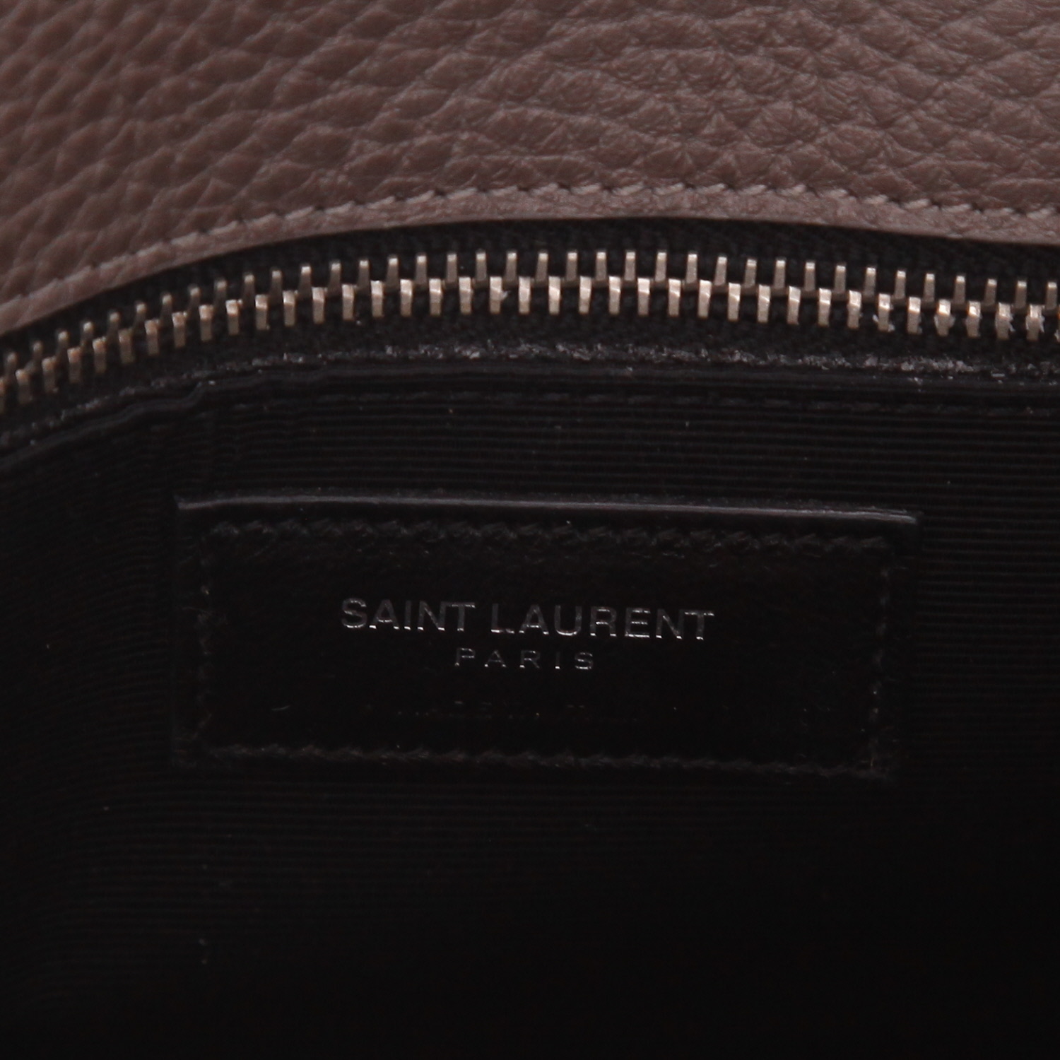 Bolso de mano Saint Laurent  Sac de jour small en cuero granulado gris - Detail D2