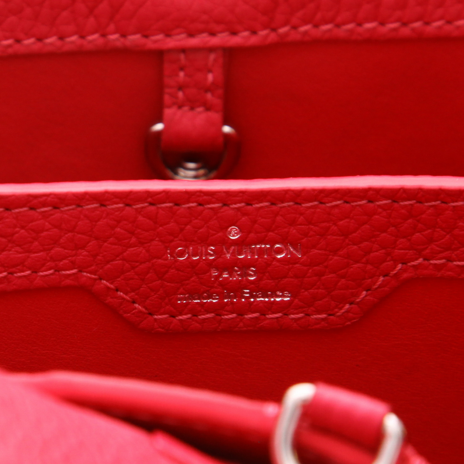 Bolso de mano Louis Vuitton  Capucines MM en cuero granulado rosa - Detail D2