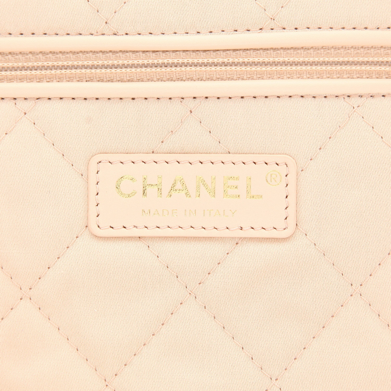 Sac cabas Chanel  22 en cuir matelassé blanc - Detail D2