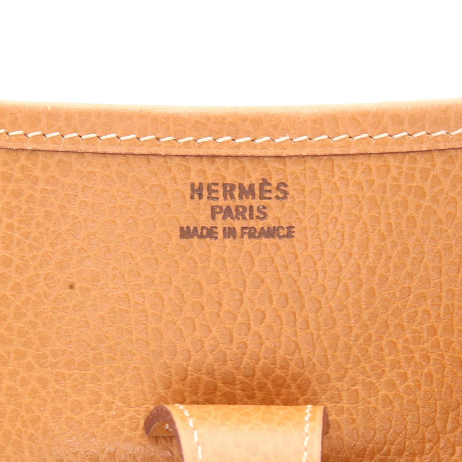 Bolso bandolera Hermès  Evelyne en cuero Courchevel color oro - Detail D2