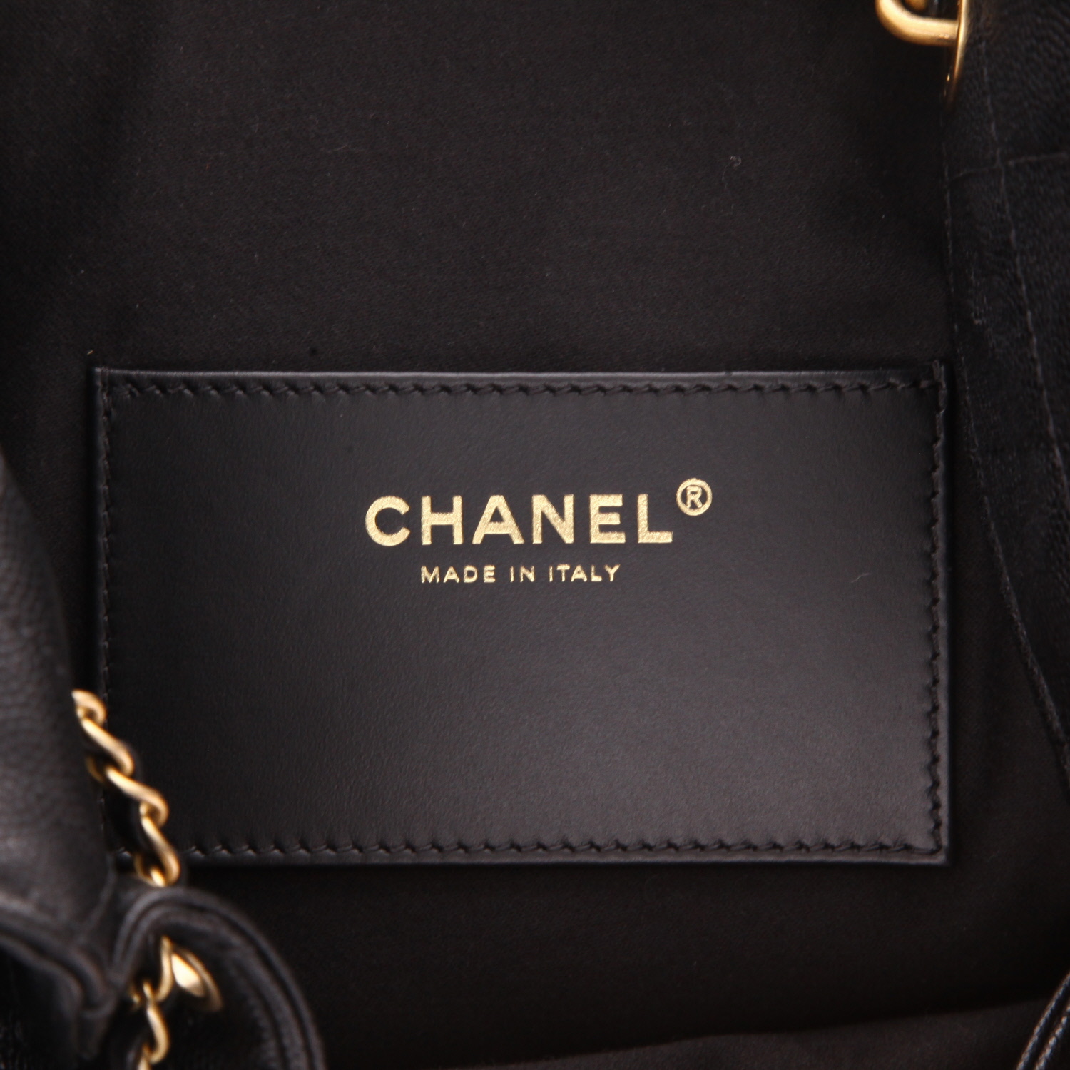 Chanel  25 shoulder bag  in black grained leather - Detail D2