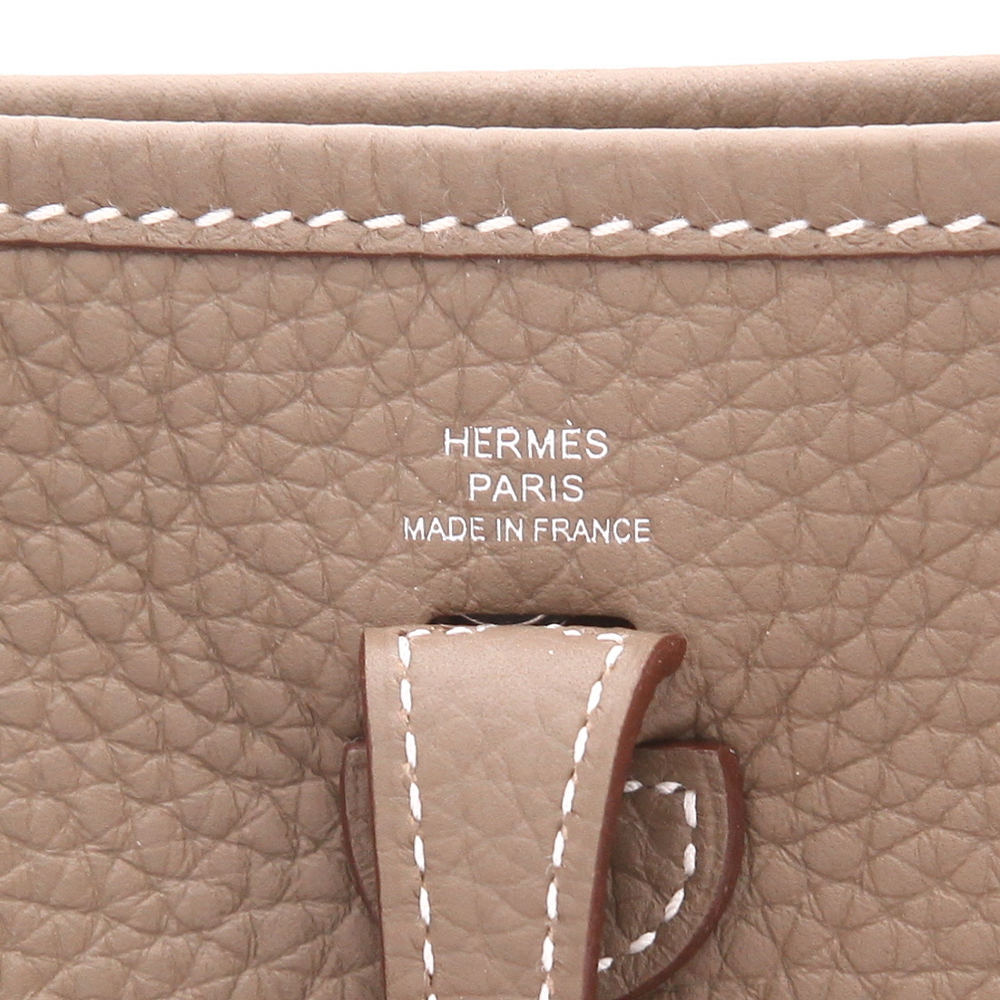 Sac bandoulière Hermès  Mini Evelyne en cuir taurillon clémence étoupe - Detail D2