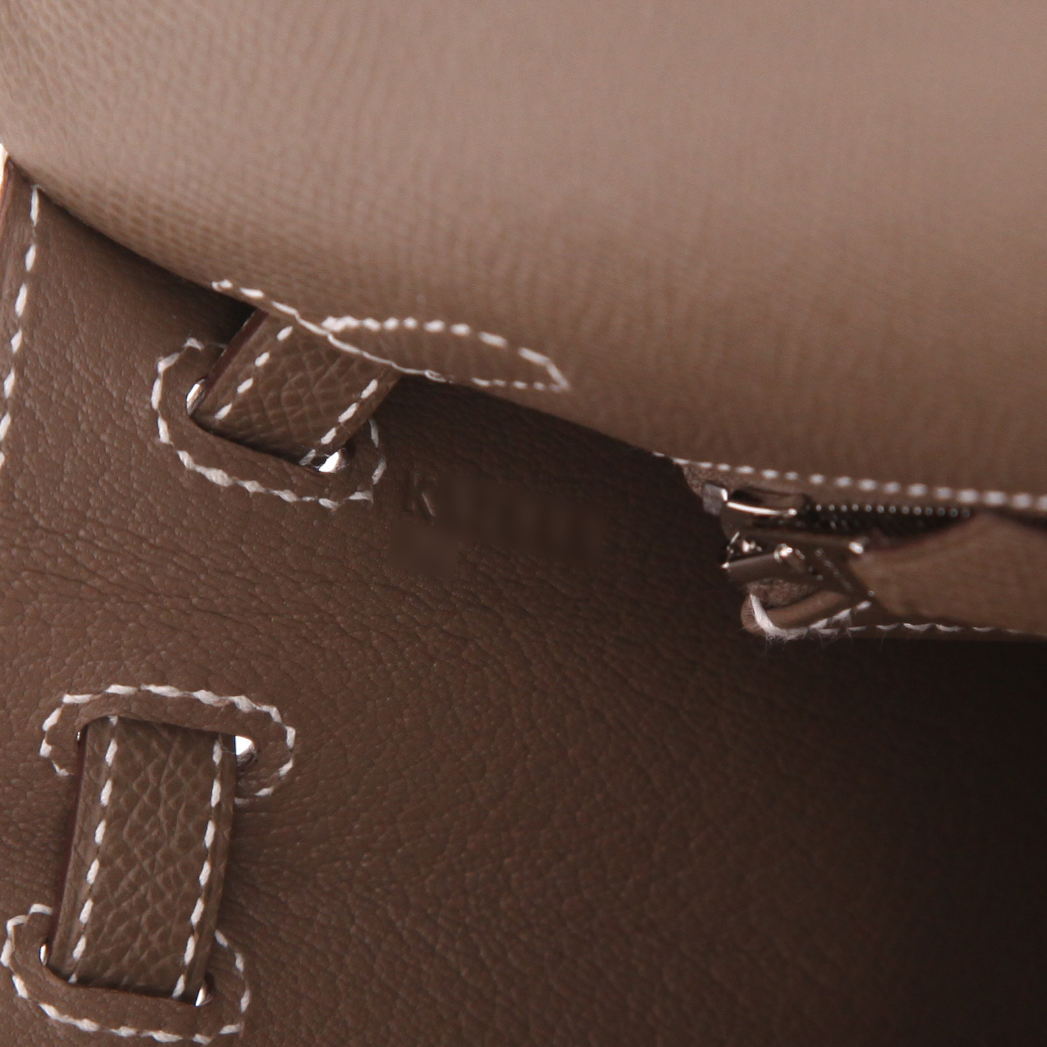 Sac à main Hermès  Kelly 25 cm en cuir epsom étoupe - Detail D4