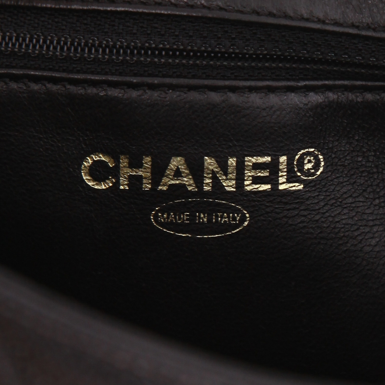 Chanel  Medaillon handbag  in black quilted grained leather - Detail D2