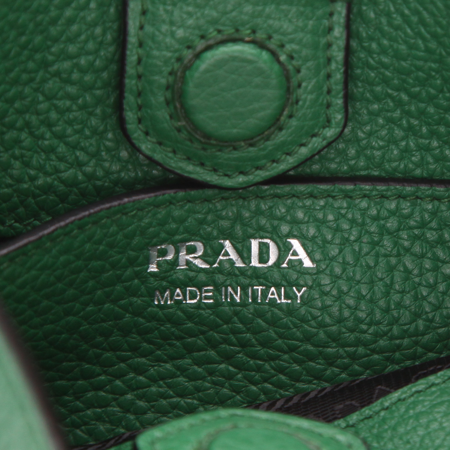 Bolso bandolera Prada   en cuero granulado verde - Detail D2