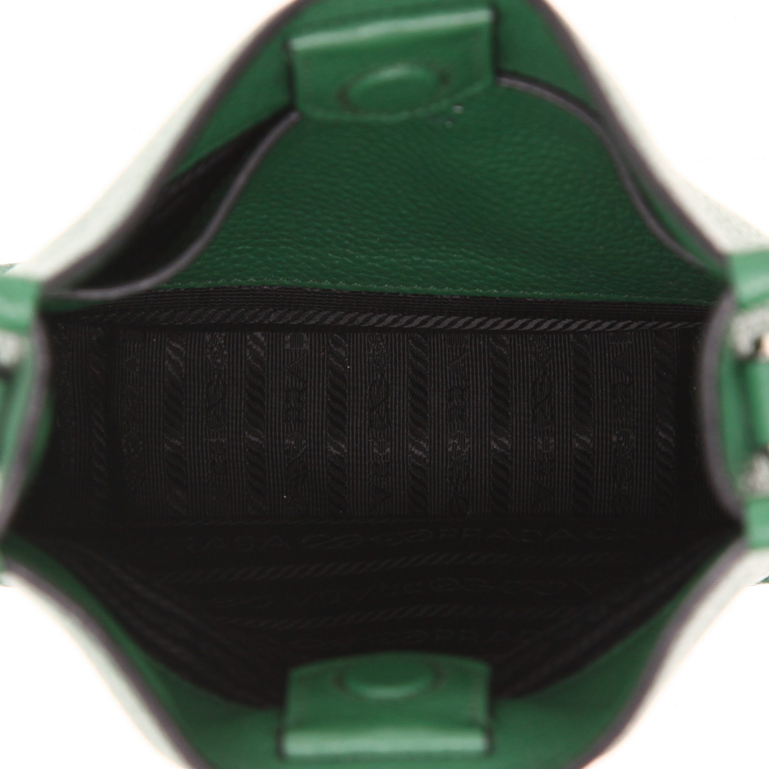 Bolso bandolera Prada   en cuero granulado verde - Detail D3