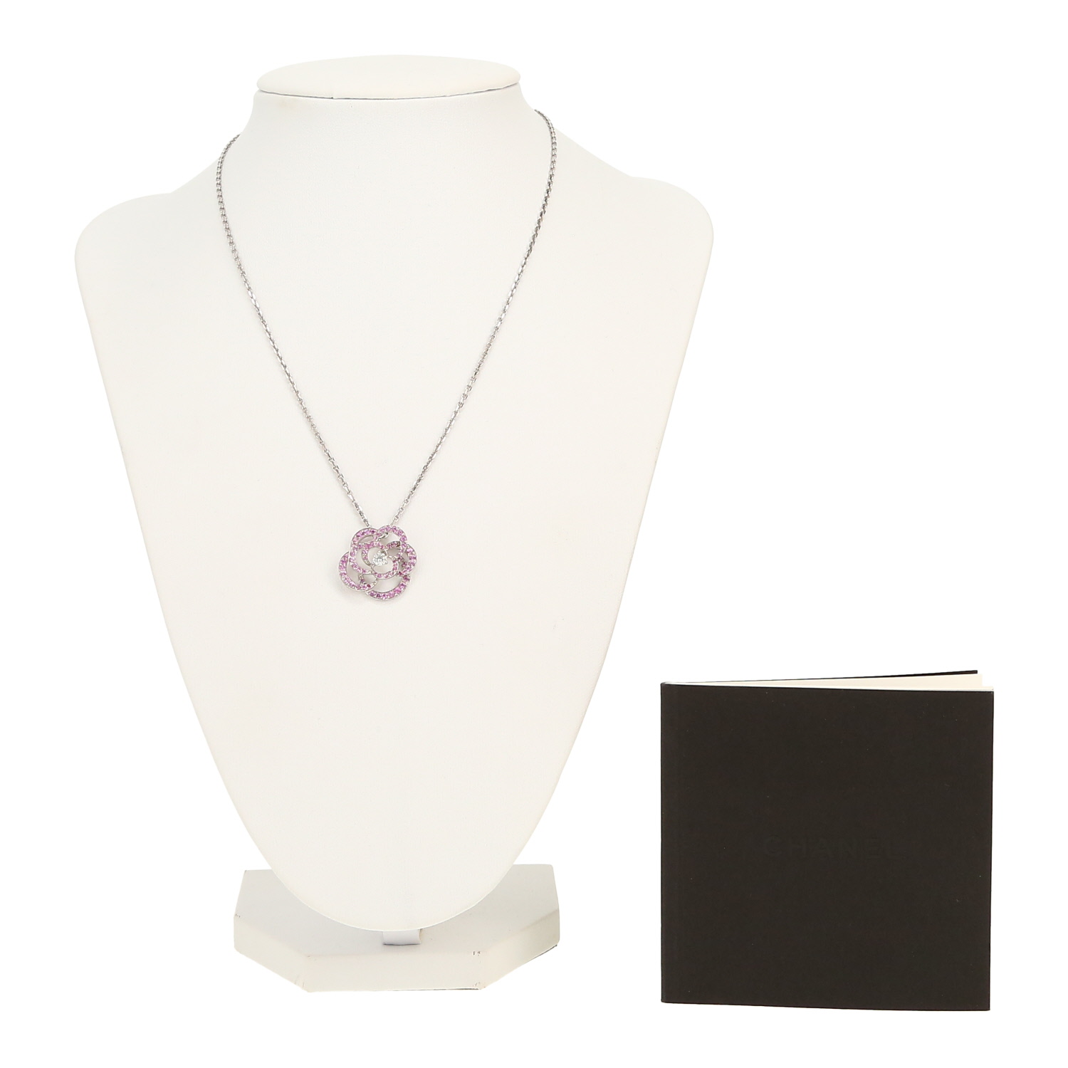 Chanel Camelia pendant in white gold, sapphires and diamonds - Detail D2