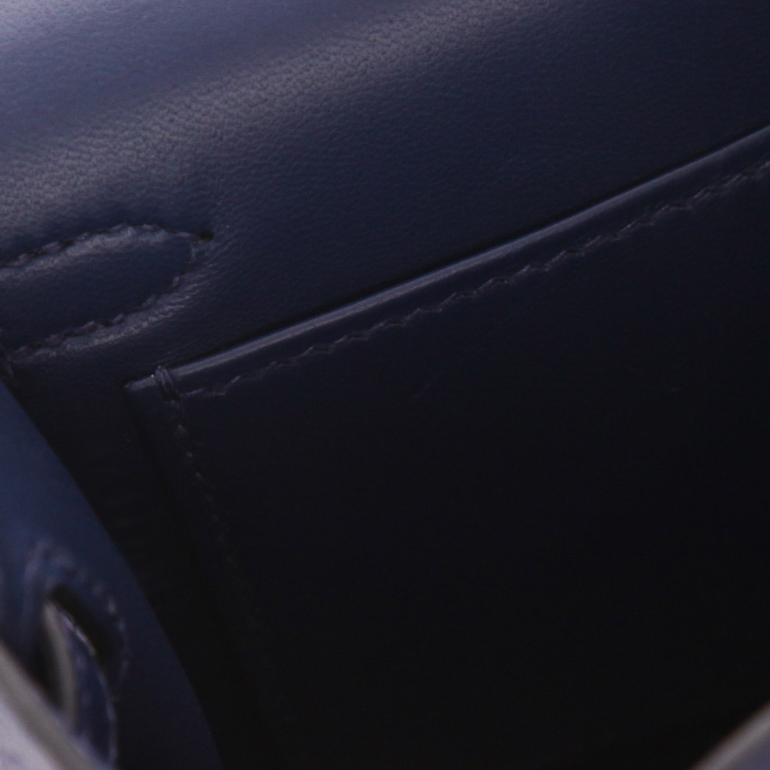 Bolso bandolera Hermès  Kelly 20 cm en cuero epsom azul marino - Detail D4