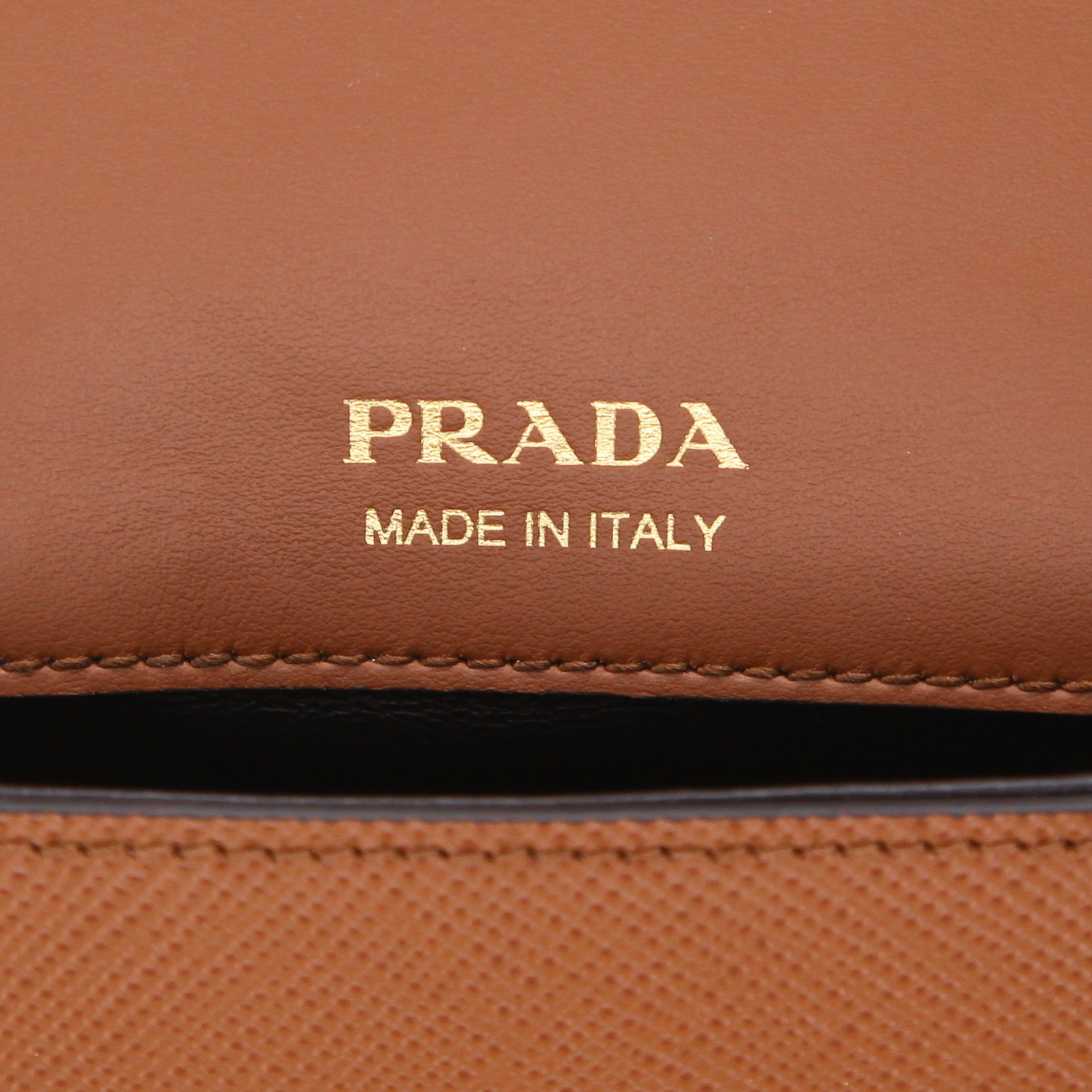 Bolso bandolera Prada   en cuero saffiano color coñac - Detail D2