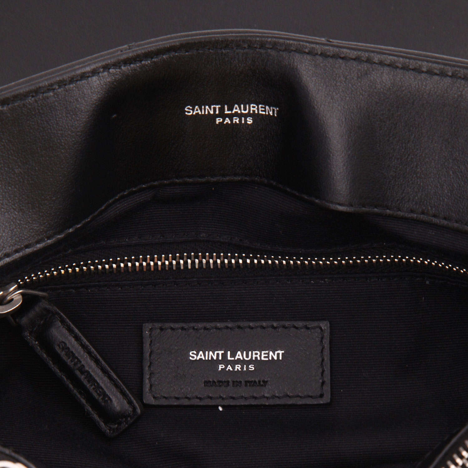 Bolso bandolera Saint Laurent  Loulou modelo mediano  en cuero acolchado con motivos de espigas negro - Detail D2