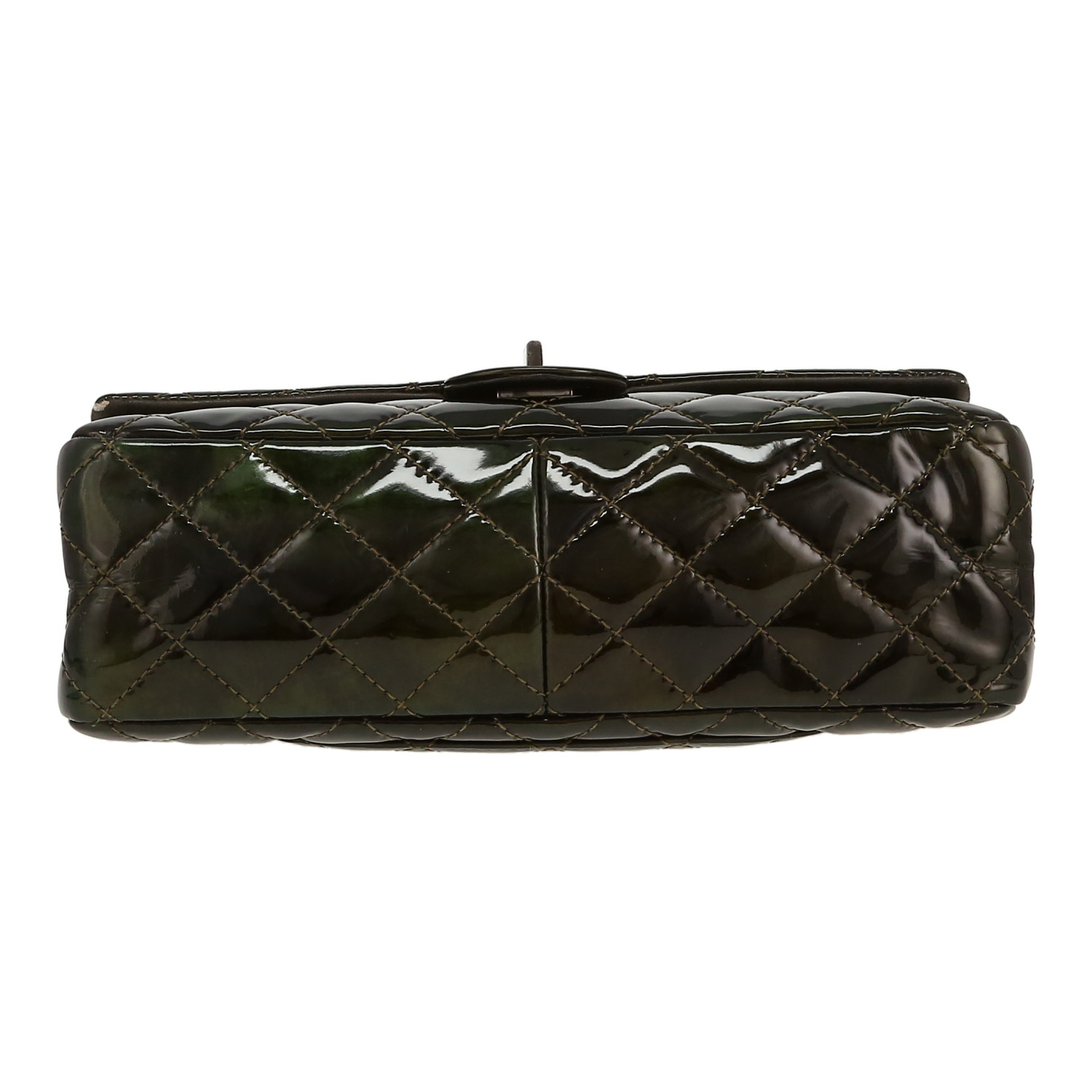 Bolso bandolera Chanel  2.55 en charol acolchado verde - Detail D1