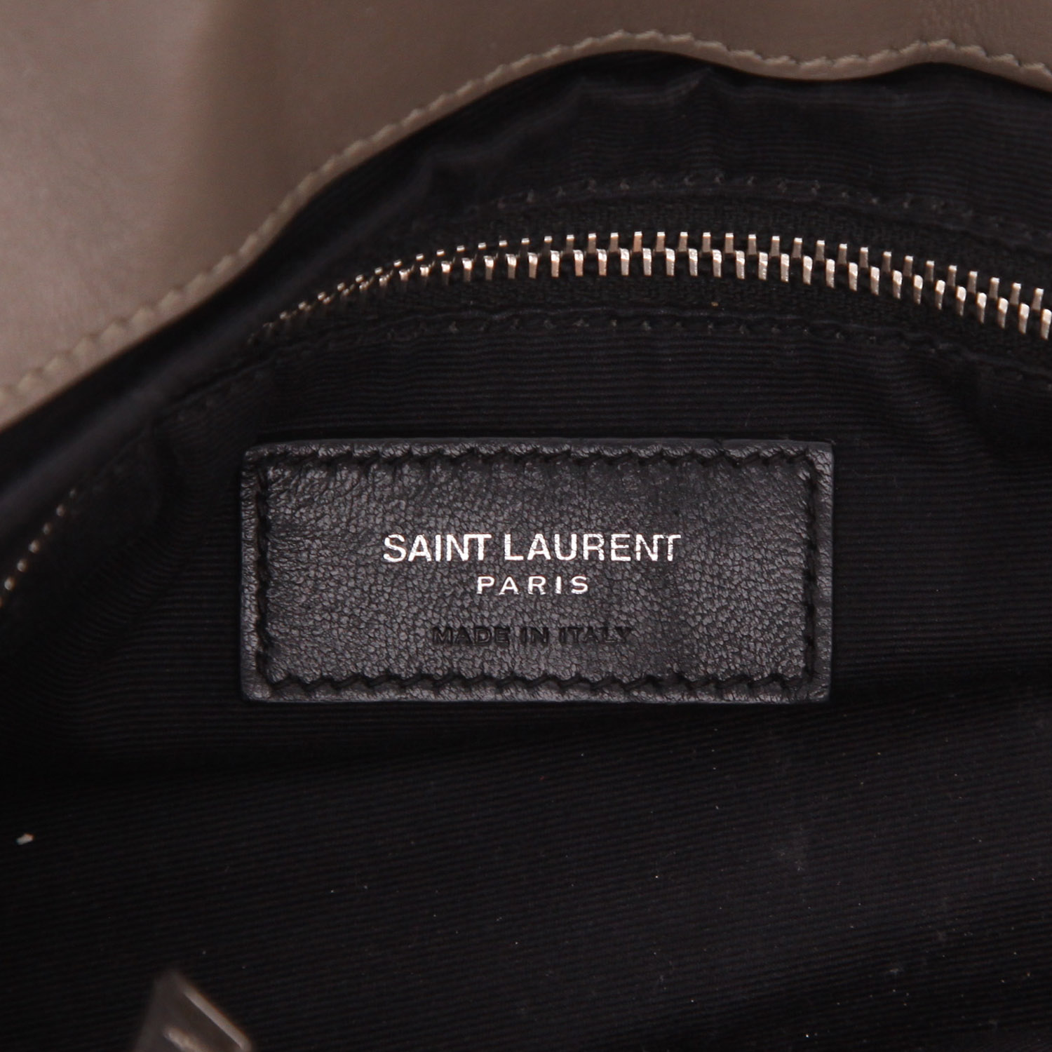 Sac à main Saint Laurent  Loulou grand modèle  en cuir matelassé chevrons gris - Detail D2