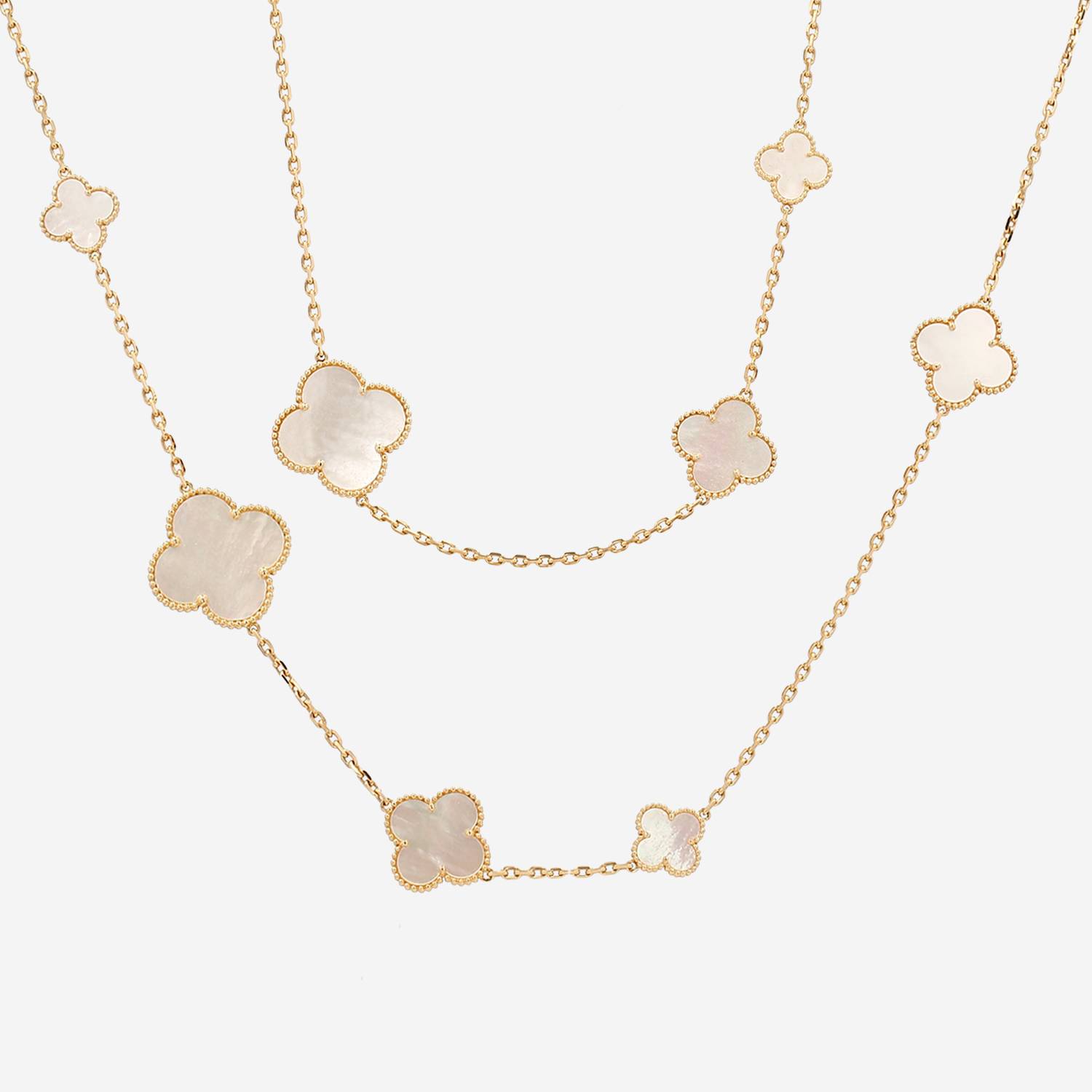 Collana lunga Van Cleef & Arpels Magic Alhambra in oro giallo e madreperla