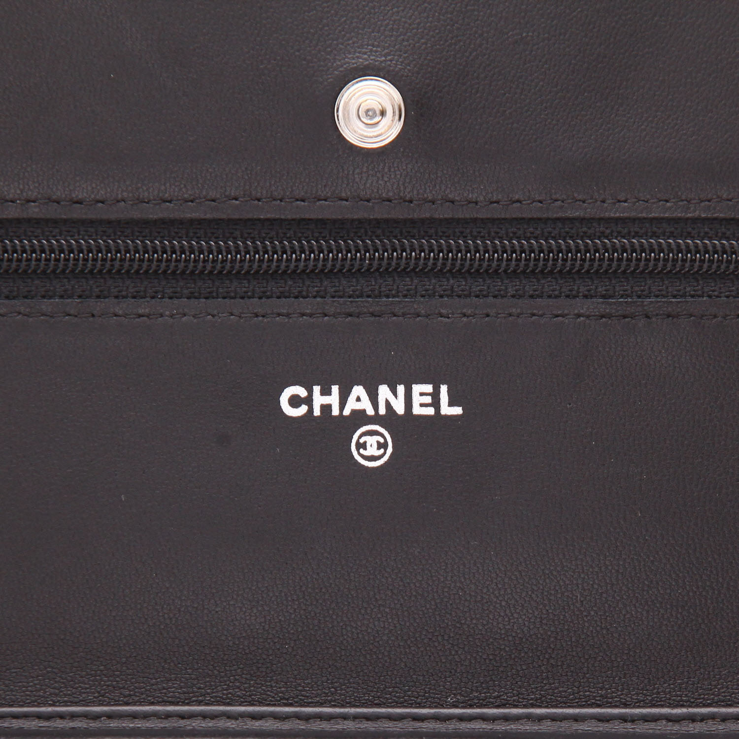 Sac bandoulière Chanel  Wallet on Chain en cuir matelassé noir - Detail D2