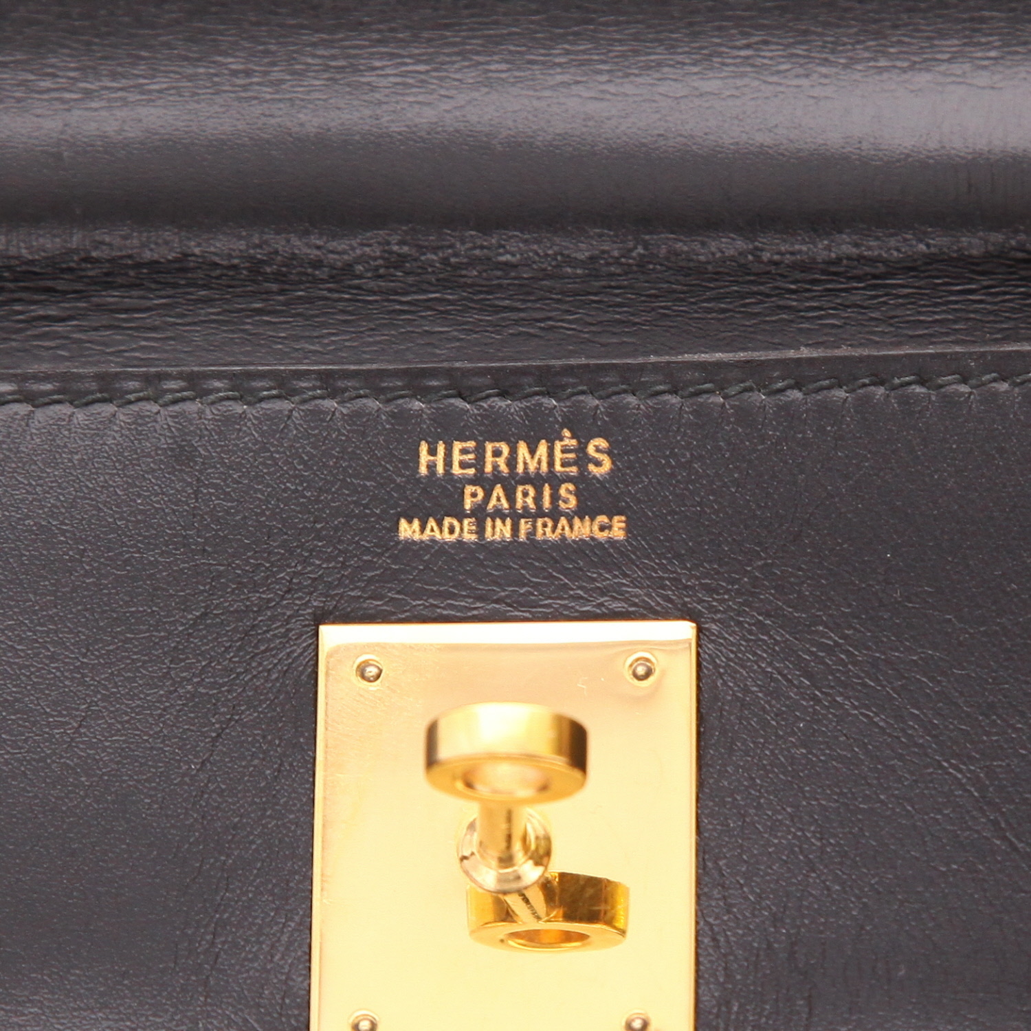 Bolso de mano Hermès  Kelly 32 cm en cuero box negro - Detail D2