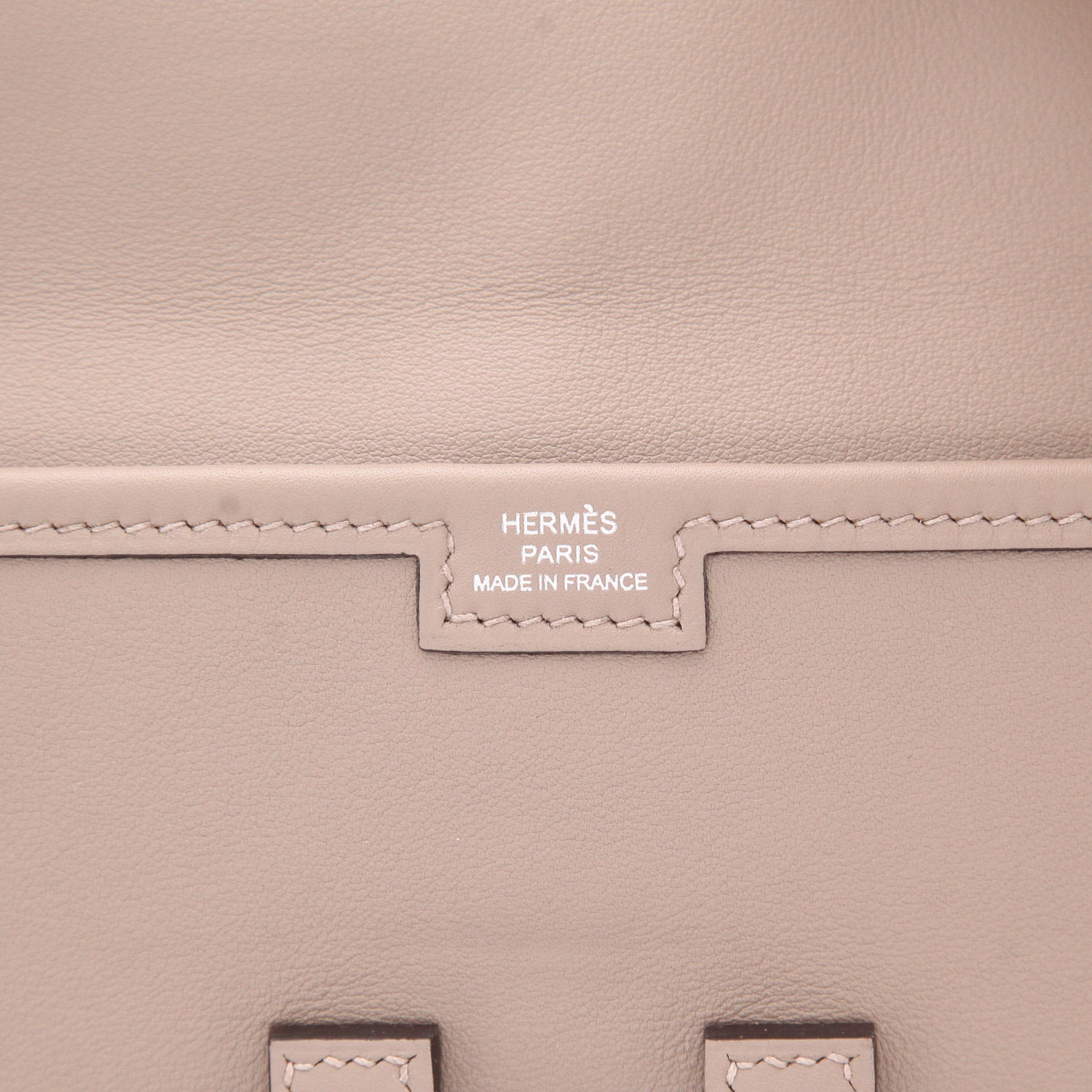Bolsito de mano Hermès Jige en cuero swift gris tórtola - Detail D2
