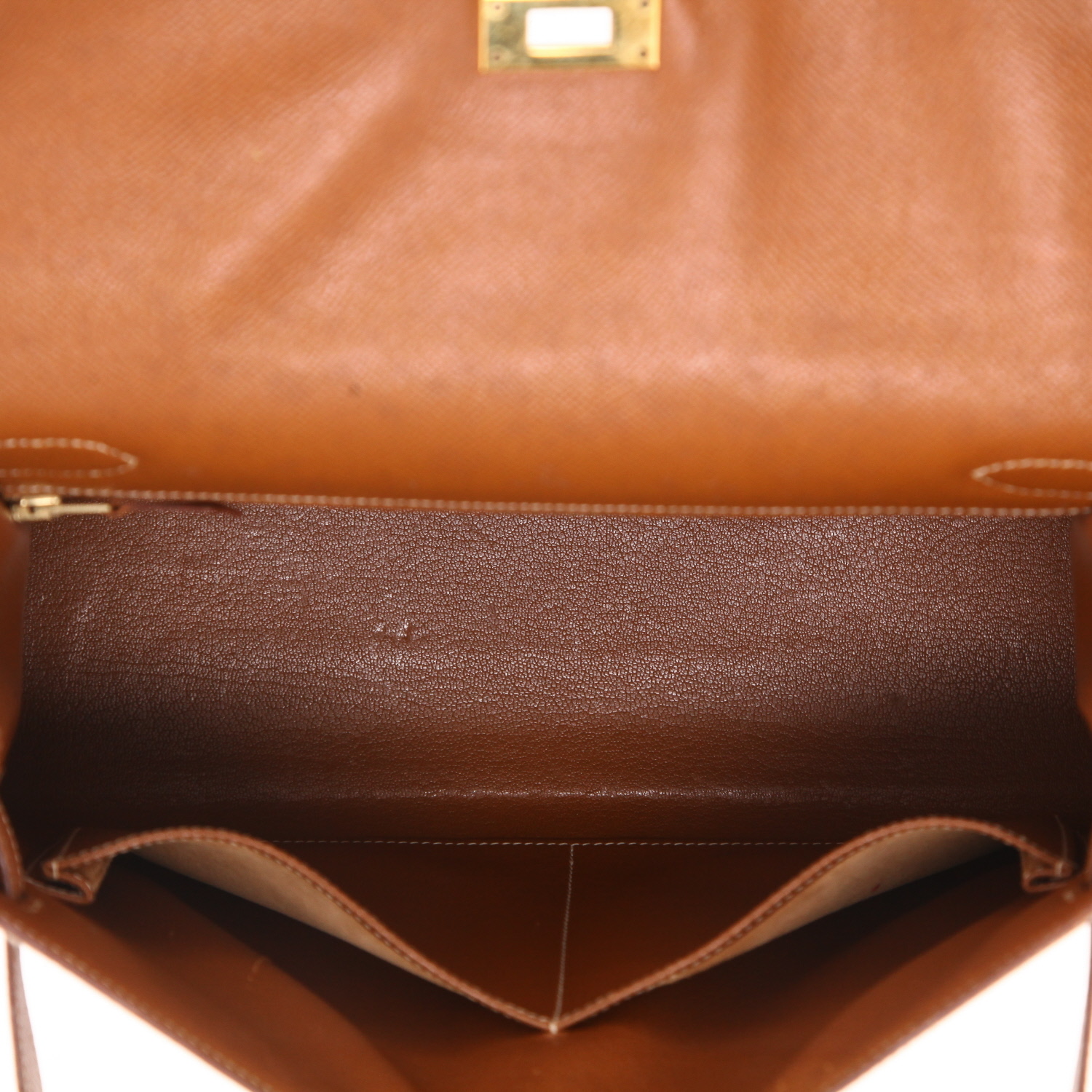 Hermès  Kelly 32 cm handbag  in gold Courchevel leather - Detail D3