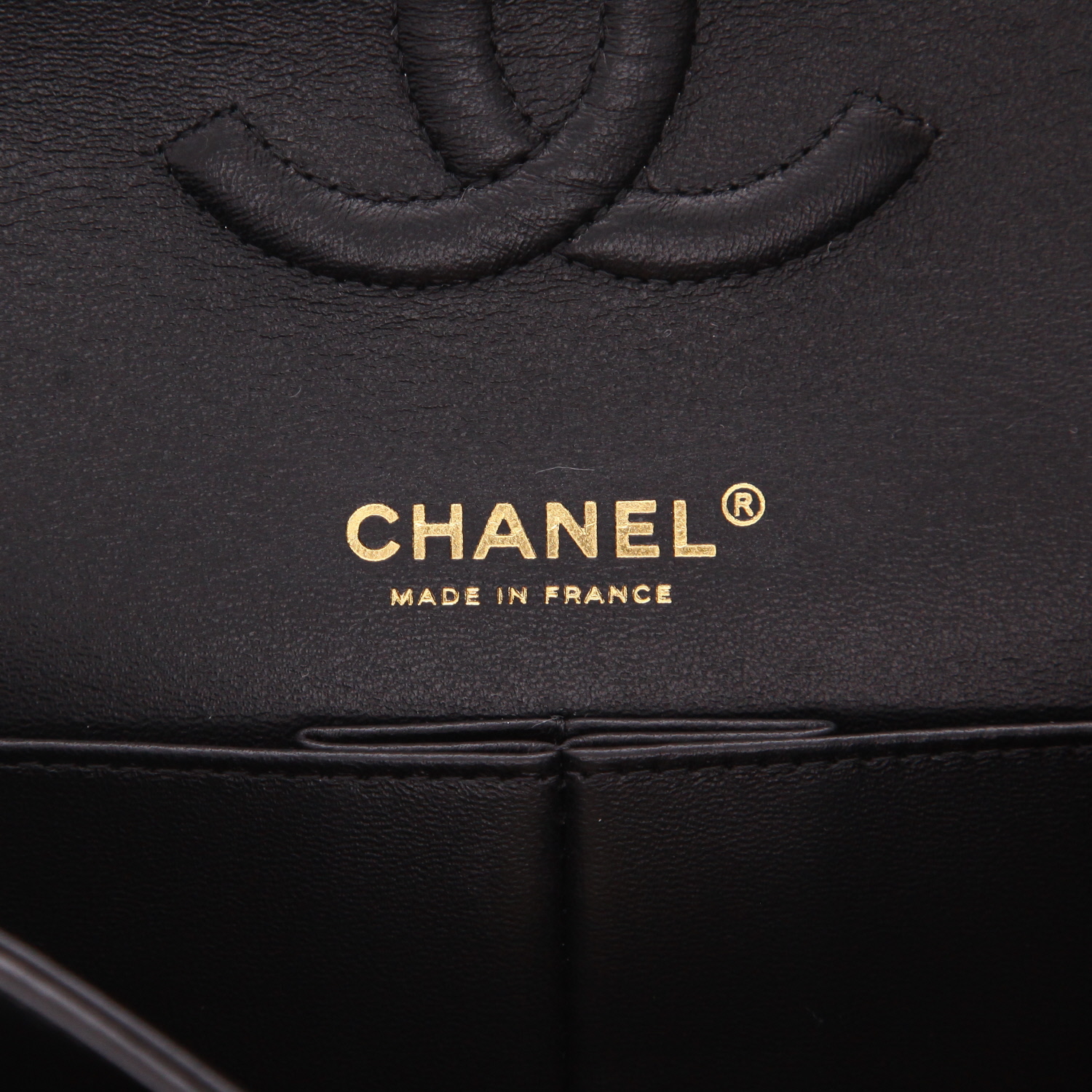 Bolso de mano Chanel  Timeless Classic en cuero acolchado negro - Detail D2