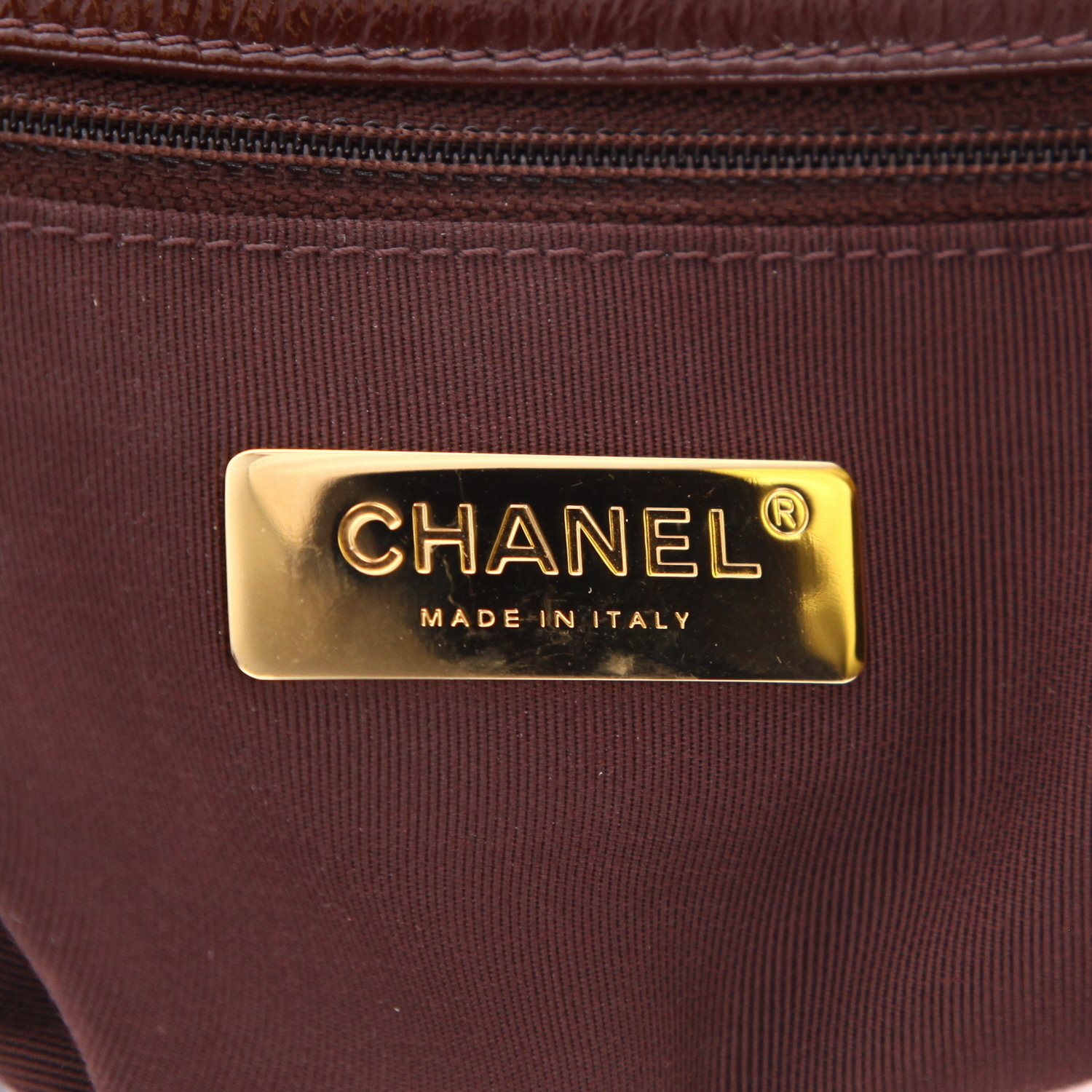 Sac bandoulière Chanel  19 en cuir verni matelassé bordeaux - Detail D2