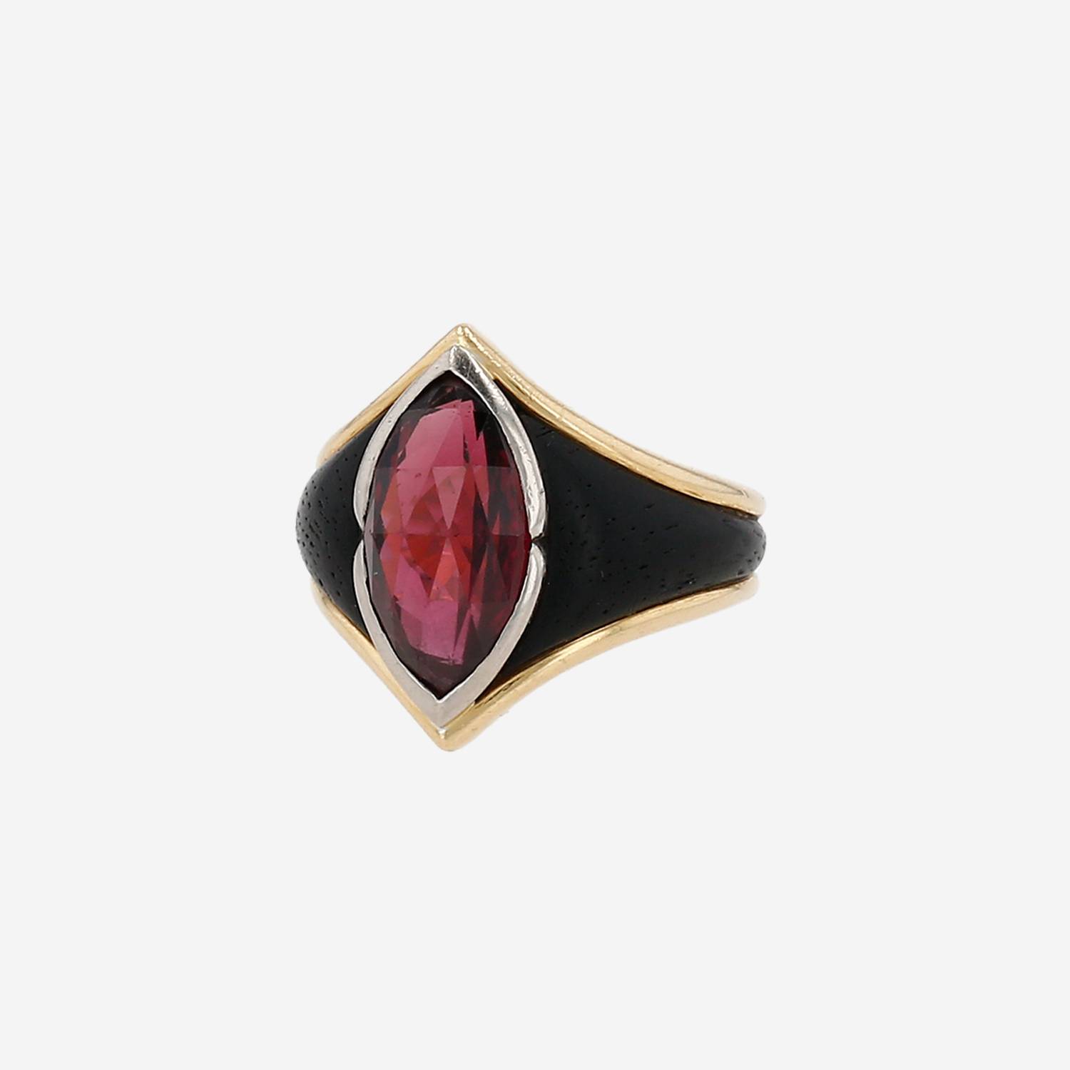 Rene Boivin  ring in yellow gold, ebony and garnet