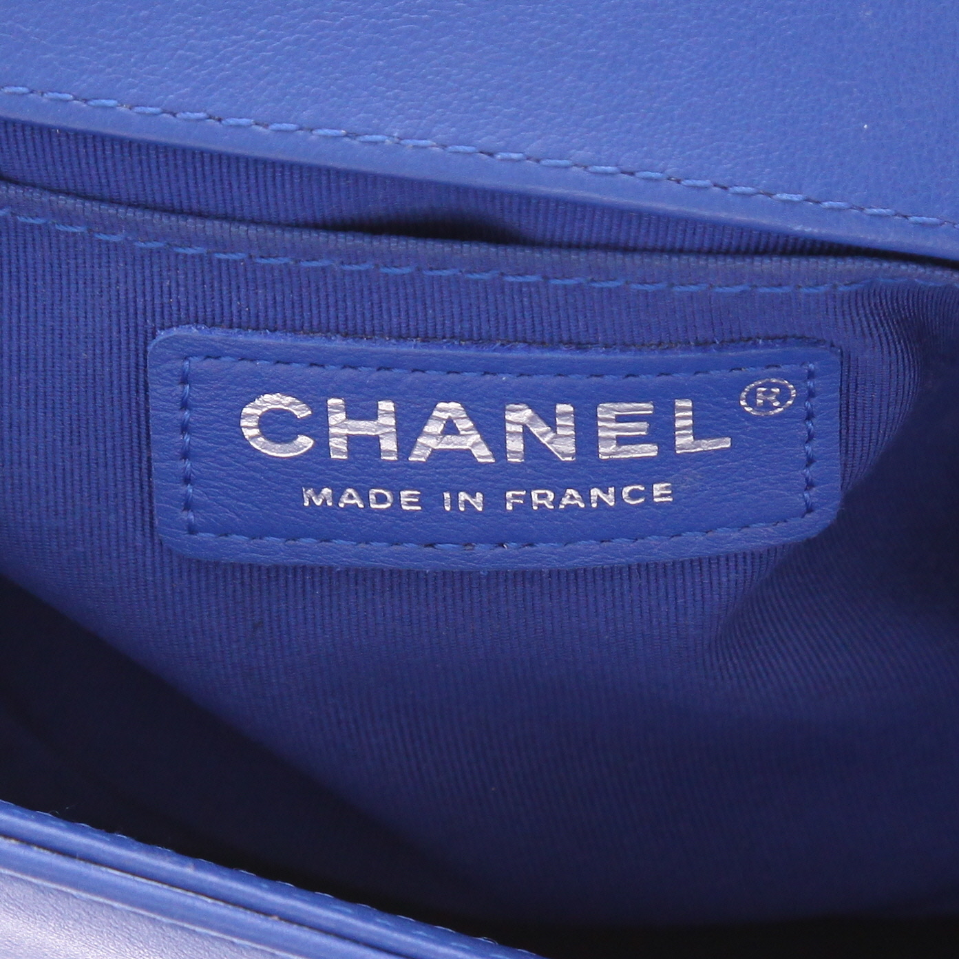 Sac bandoulière Chanel  Boy en tweed bleu et blanc et cuir bleu - Detail D2