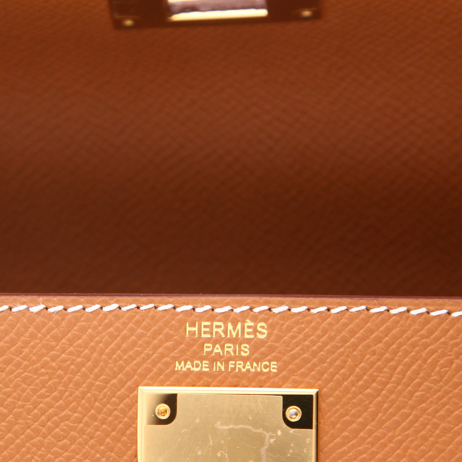 Bolso de mano Hermès  Kelly 28 cm en cuero epsom color oro - Detail D2
