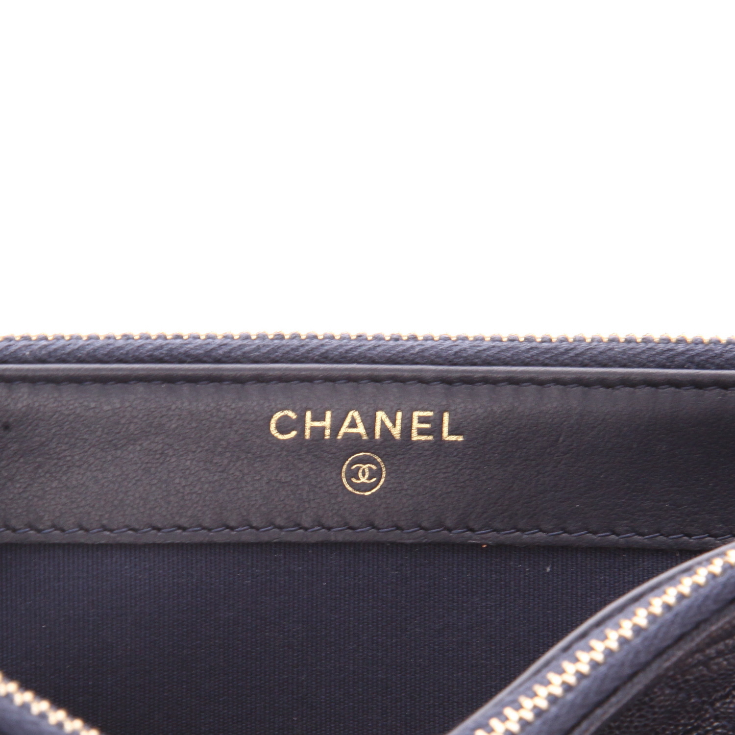 Bolso bandolera Chanel  Pochette en cuero granulado acolchado azul marino - Detail D2