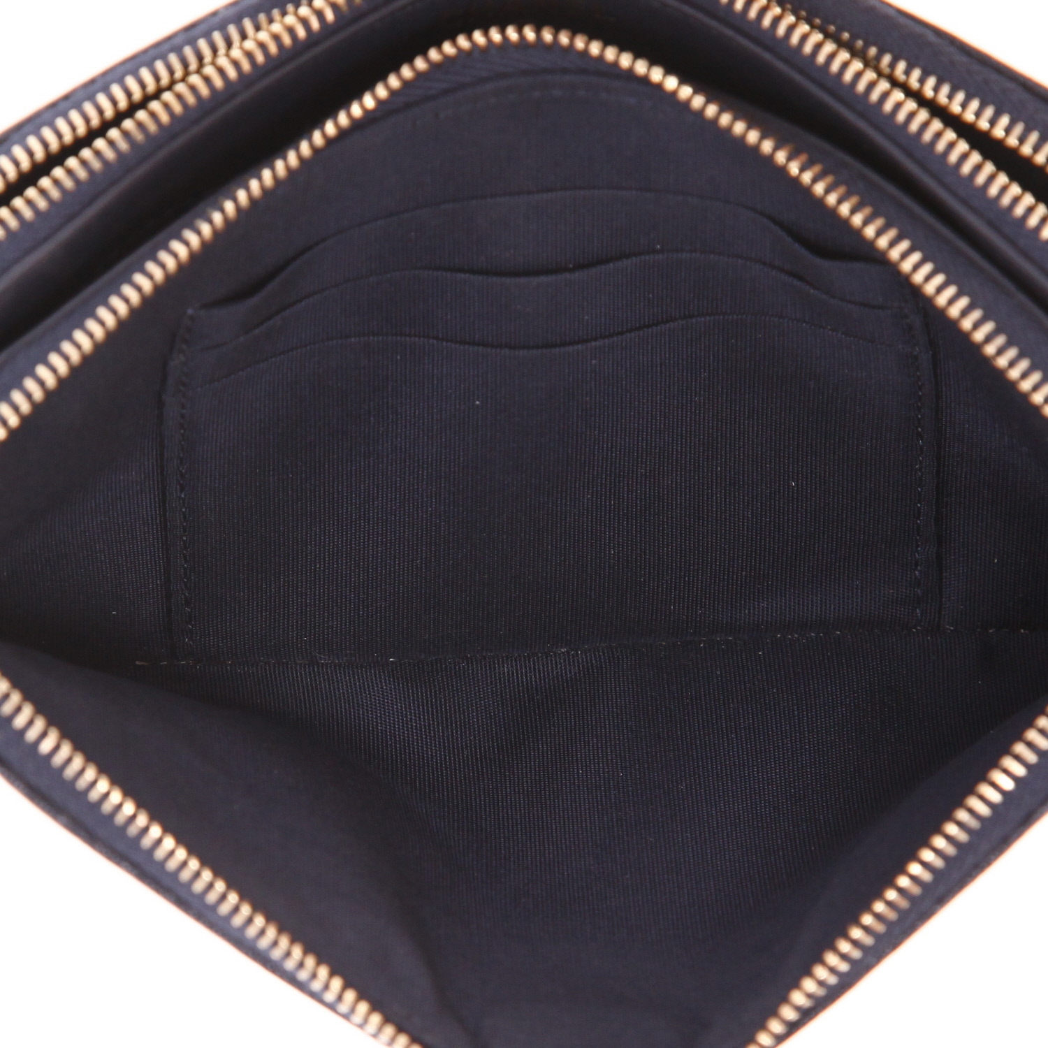 Sac bandoulière Chanel  Pochette en cuir grainé matelassé bleu-marine - Detail D3