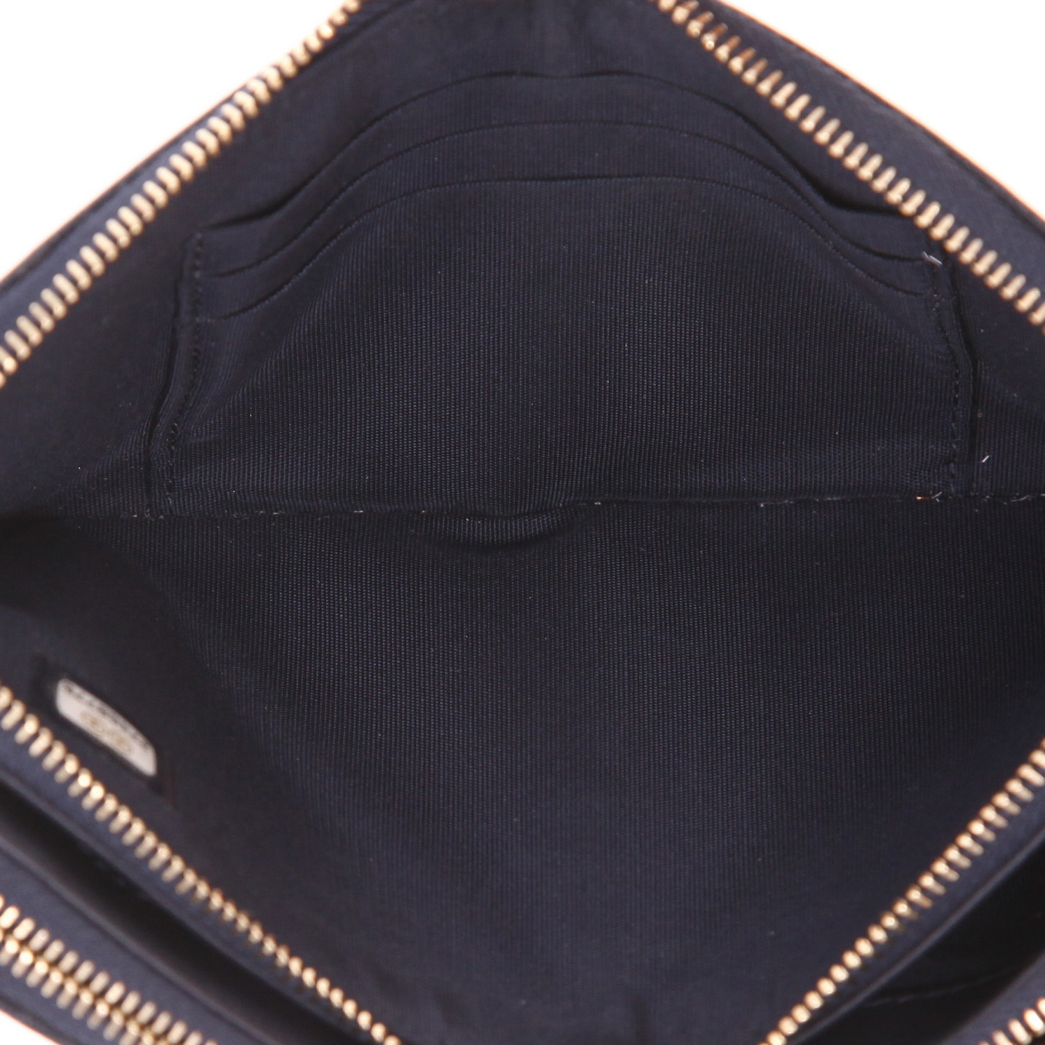 Bolso bandolera Chanel  Pochette en cuero granulado acolchado azul marino - Detail D4