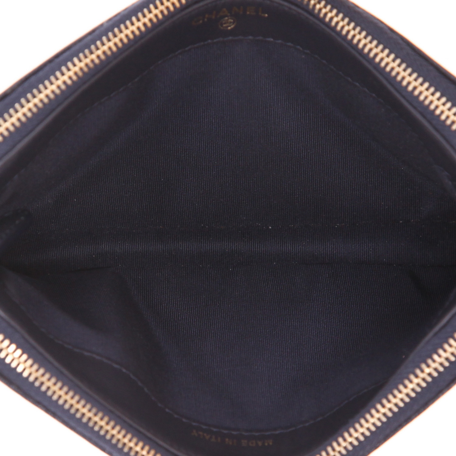 Sac bandoulière Chanel  Pochette en cuir grainé matelassé bleu-marine - Detail D5