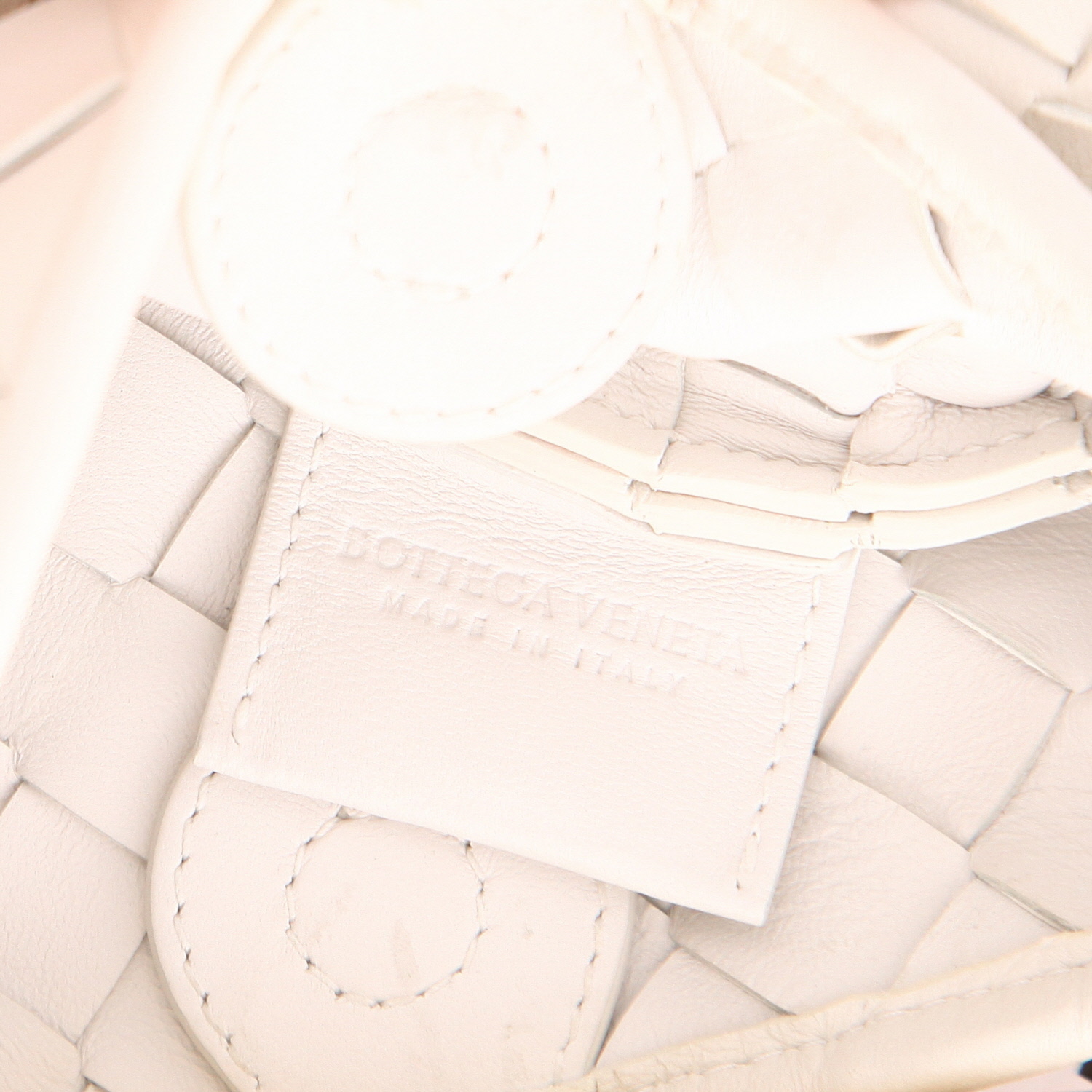 Sac bandoulière Bottega Veneta  Sardine mini  en cuir intrecciato blanc - Detail D2