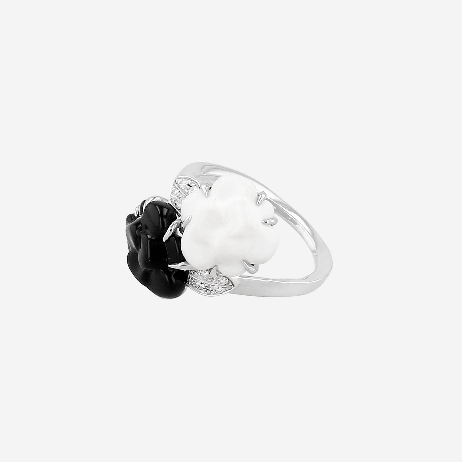 Chanel Camelia ring in white gold, agate and onyxand in diamonds