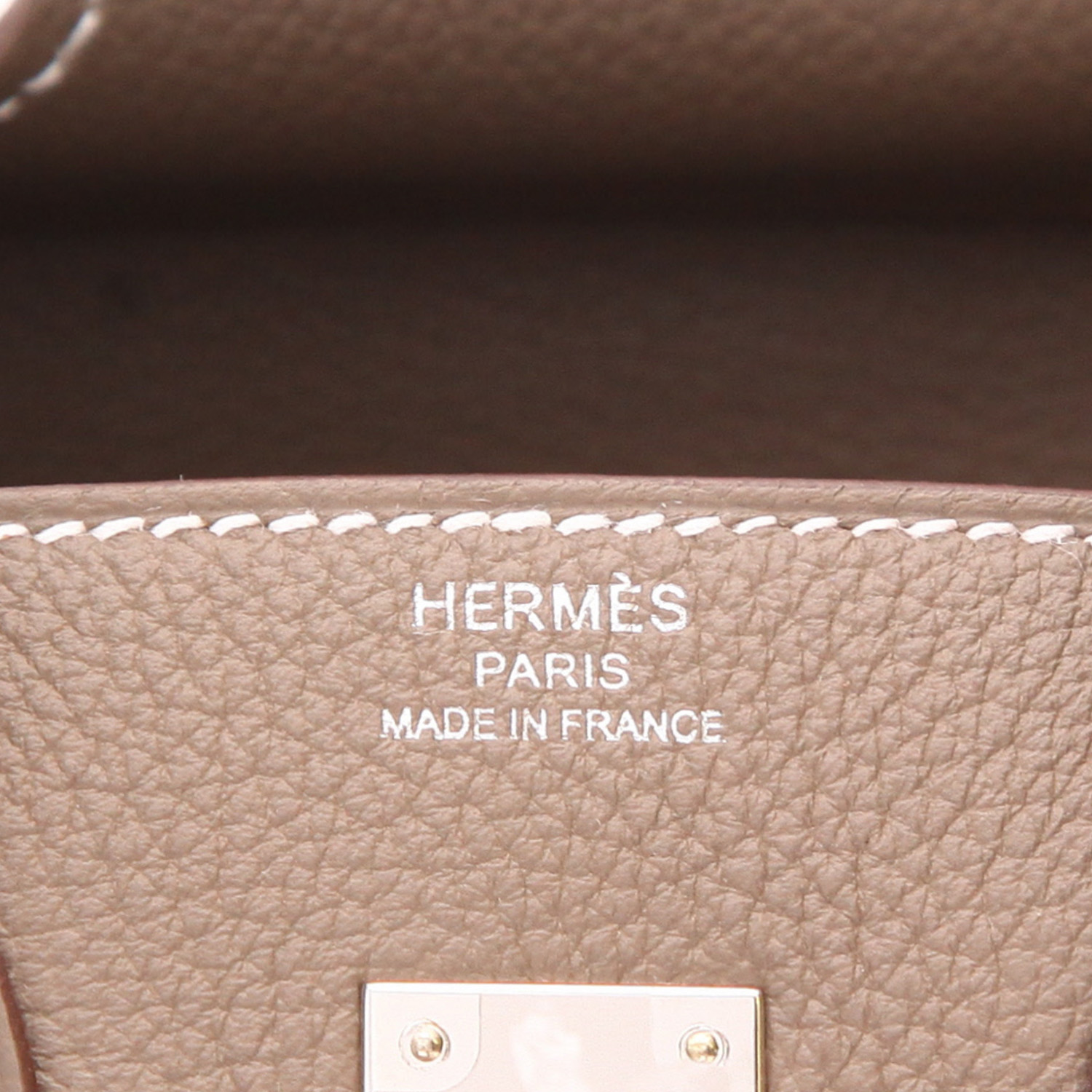 Bolso de mano Hermès  Birkin 25 cm en cuero togo marrón etoupe - Detail D2