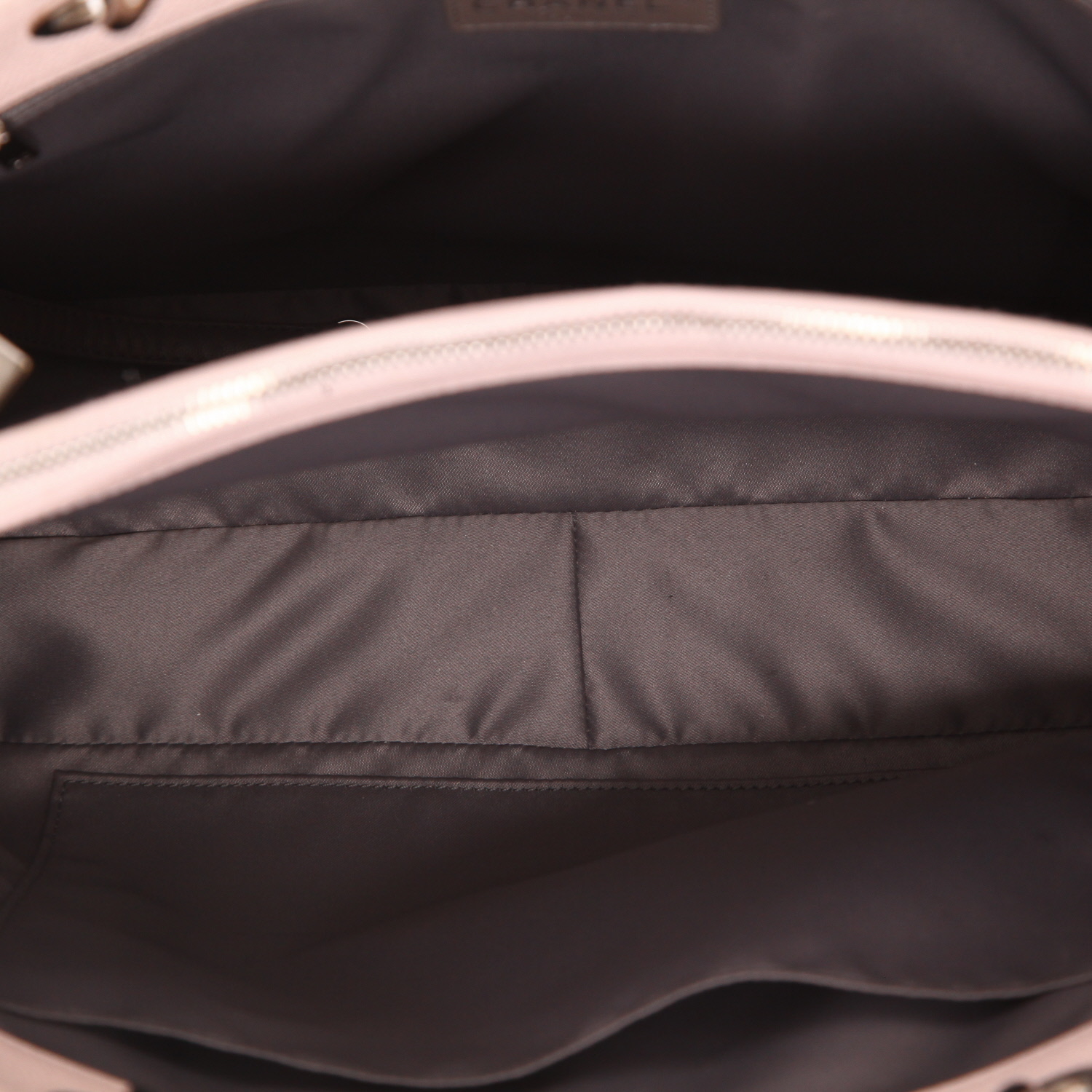 Sac cabas Chanel  Shopping GST en cuir grainé matelassé rose - Detail D3