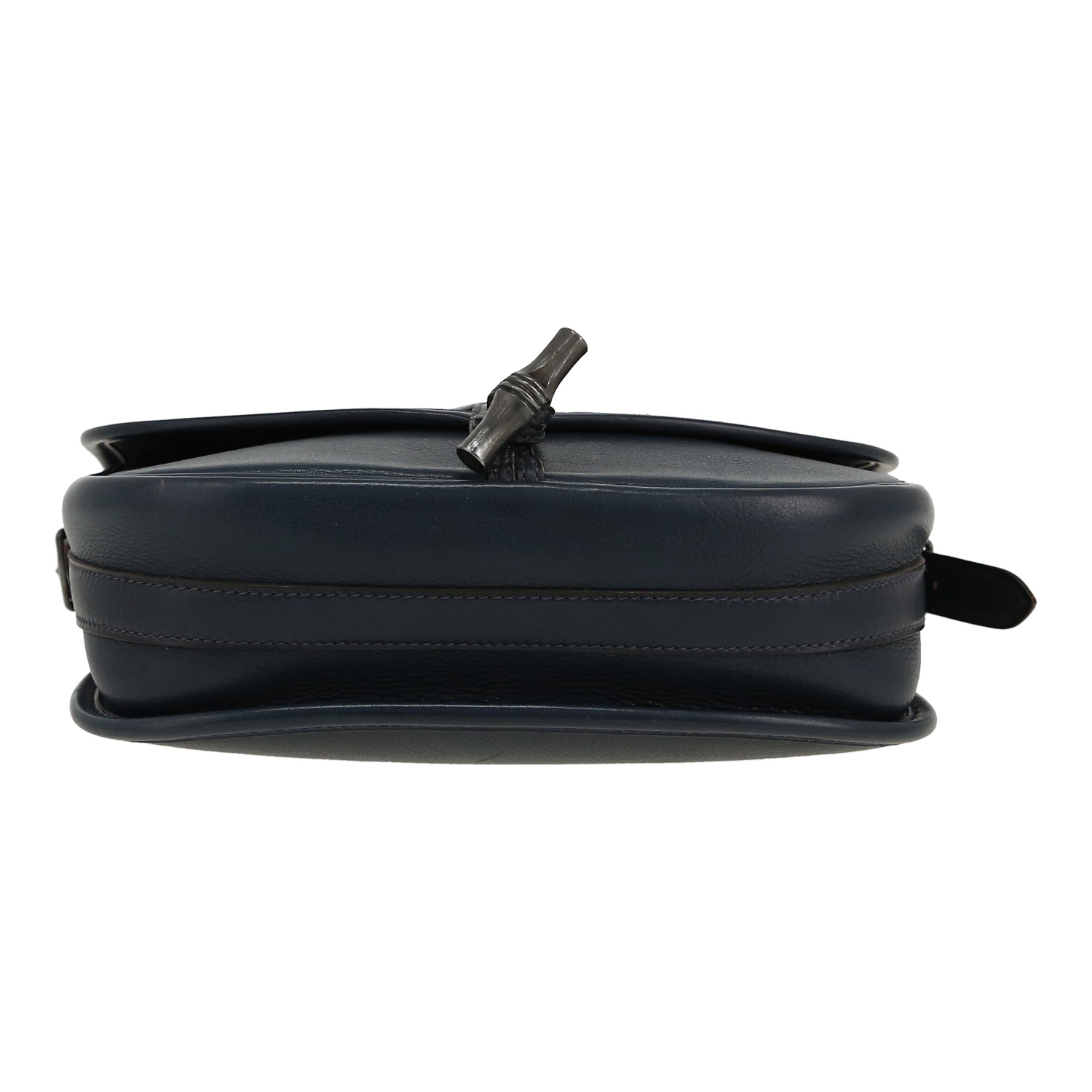 Hermès  Duffle shoulder bag  in navy blue grained leather - Detail D1