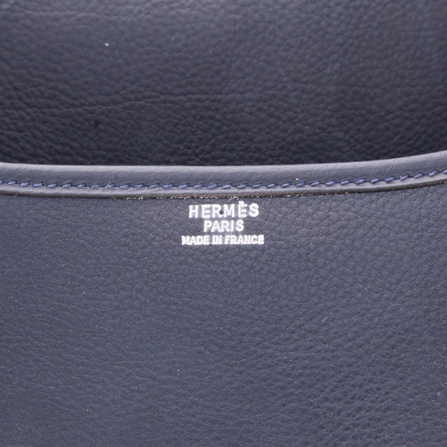 Bolso bandolera Hermès  Duffle en cuero granulado azul marino - Detail D2