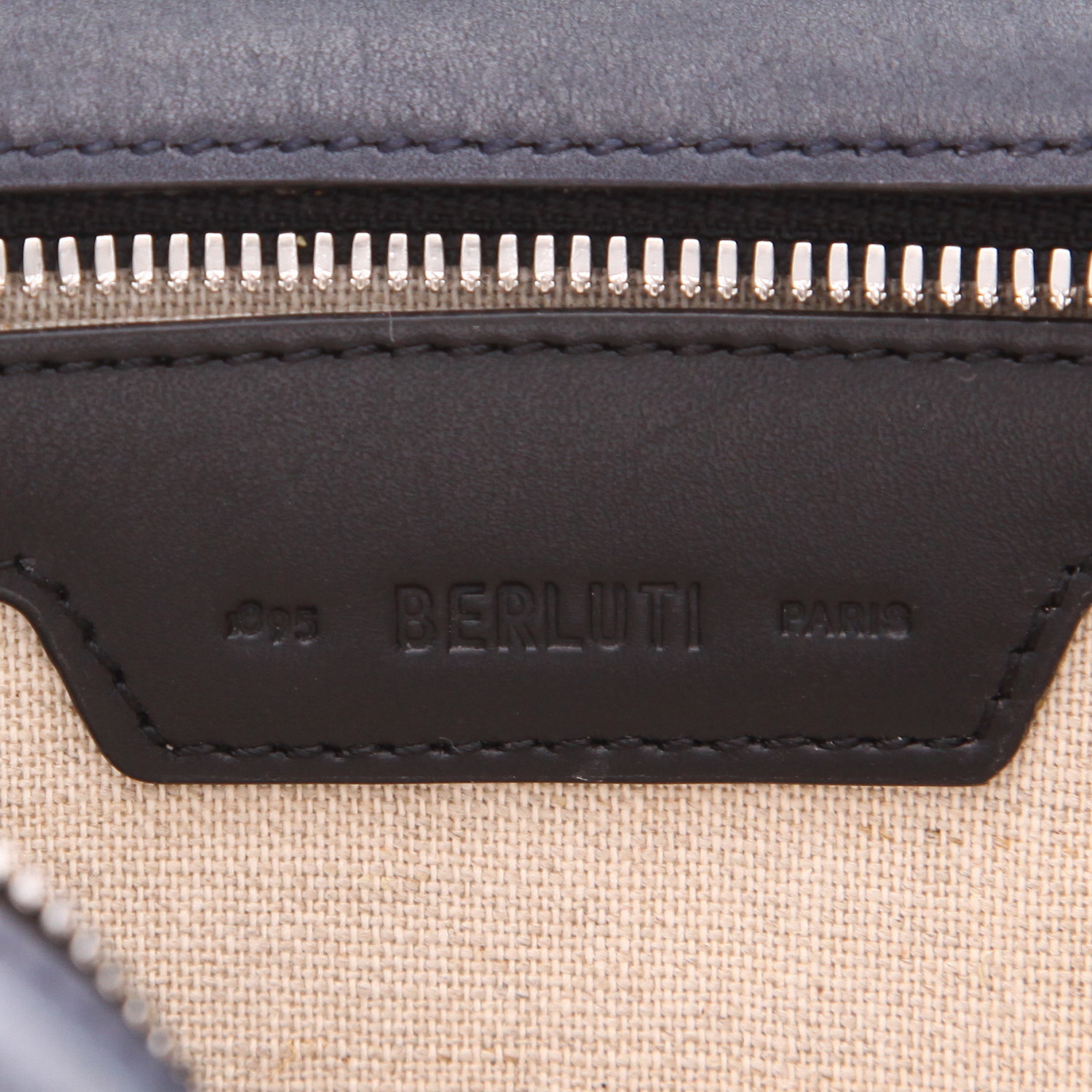 Bolso bandolera Berluti  Deux jours modelo pequeño  en cuero liso azul marino - Detail D2