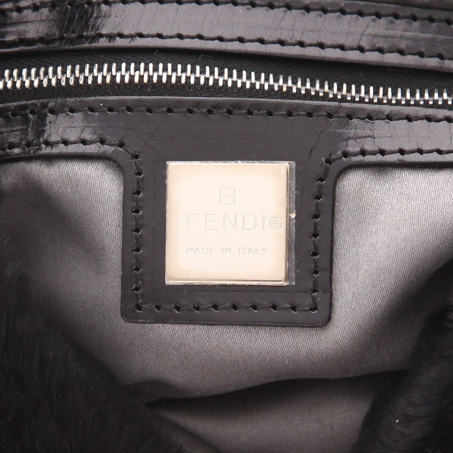 Fendi  Baguette handbag  in black rabbit furr  and black leather - Detail D2